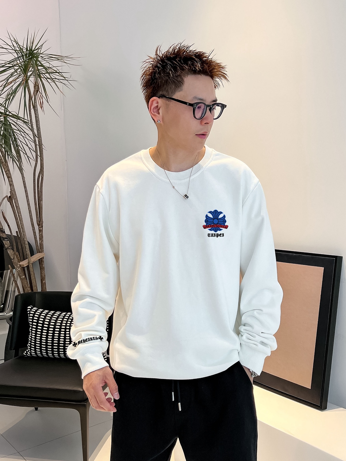 NO:703771,Kroxin official website New letter printing double-layer heavy-duty letter pattern is a popular item every year, whether it is T-shirts or sweatshirts. Large-area printing on the front uses Dakangli digital printing machine direct printing. The cost is extremely high. After many debuggings, the color difference restoration of the pattern is close to 99% with the original version. It is different from the garbage offset printing version in the market. It is super labor-consuming. The fabric is exclusively custom-made and dyed 400 grams. Cotton double-ply M (100-125 catties) L (125-150 catties)  XL (150-170 pounds) 2XL (170-190 pounds) 3XL (190-210 pounds),,chrome hearts,hoodie,sweatshirts,19860909克罗心 官网 新款字母印花双层重工字母图案不管是T桖还是卫衣都是每年的爆款单品 前幅大面积印花采用大康丽数码印花机直喷 成本极高 经过多次的调试打版图案色差还原度与原版接近百分之99 区别市场垃圾胶印版本 超级费工时 面料采用独家定制定染400克 棉双股 M（100-125斤） L（125-150斤） XL（150-170斤） 2XL（170-190斤 3XL（190-210斤）,,chrome hearts,hoodie,sweatshirts,,Men's clothing