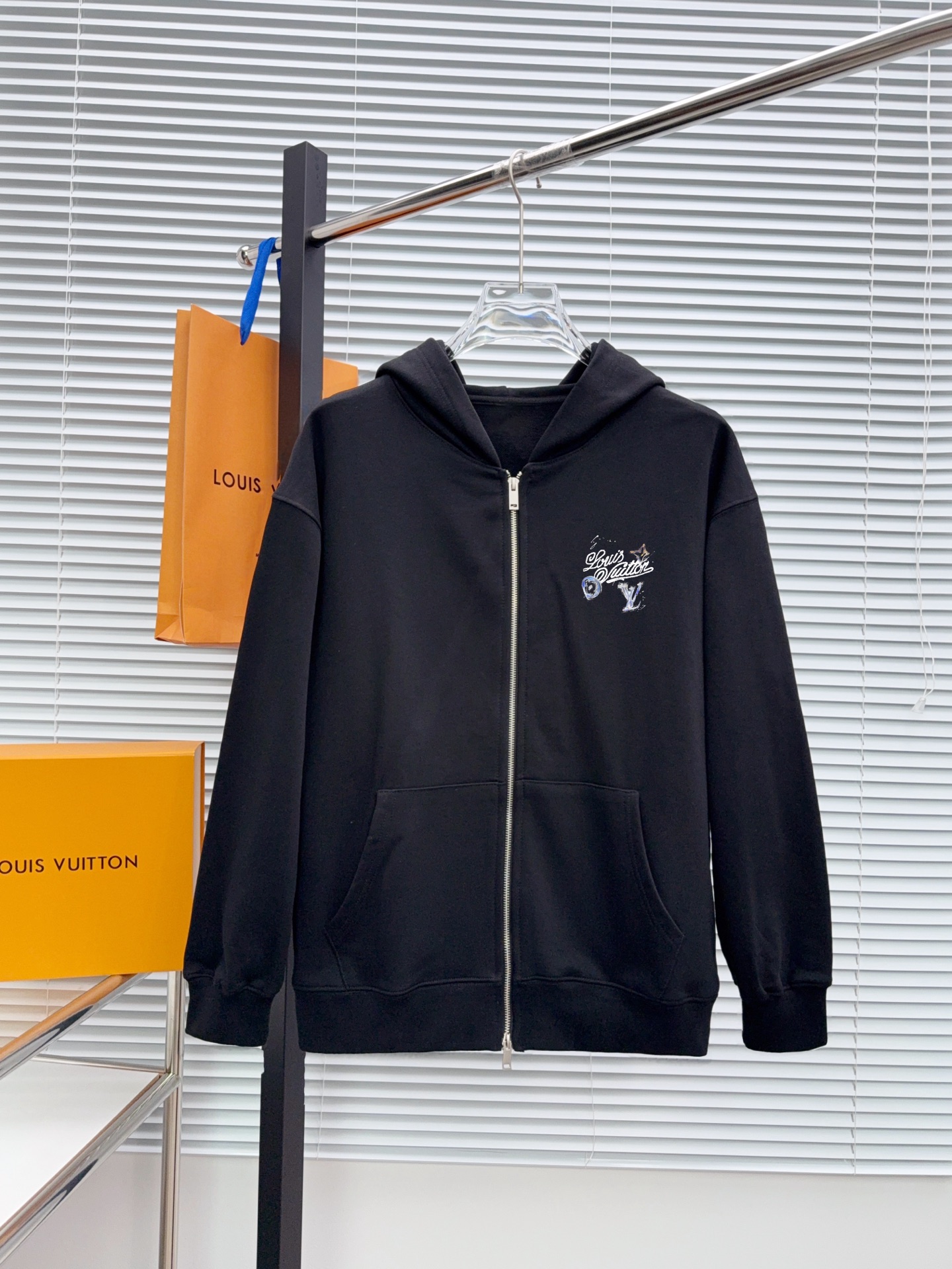 NO:703849,Louis Vuitton 2025 new jacket, fashionable and handsome, embroidered cuffs decorated with letter pattern logo, simple and versatile, customized original fabric, not only stiff and keeping the trendy silhouette, but also comfortable to wear, the yarn is more delicate, size M-3XL,, louis vuitton, jackets & coats, jackets & coats,19860909路易威登 2025新品夹克外套,时尚帅气,袖口刺绣装饰字母图案logo,简约百搭款,定制原版面料,不仅挺括,保持潮流的廓形,又穿着舒适,纱织更细腻,码数M-3XL,,louis vuitton,jackets & coats,jackets & coats,,Men's clothing