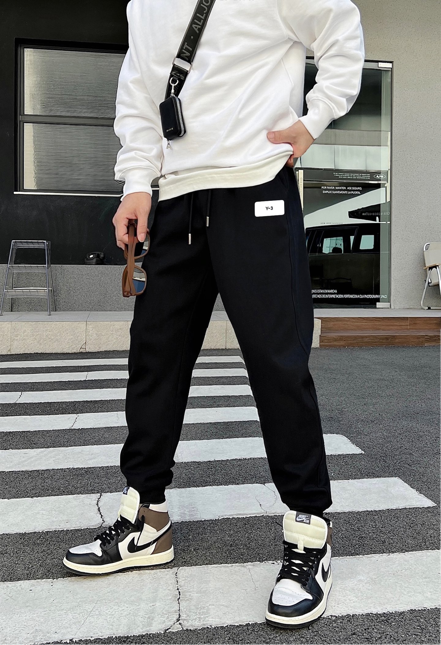 NO:703831,Y-3 official website latest 25 autumn and winter new trousers. This minimalist expression of modern attitude. Light and silky pure cotton fabric. The pendant weighs 2 grams and the overall texture is more powerful. Carrying the spirit of innovation, the iconic pattern adds the finishing touch. S-XL size chart. Waist and hip. Thigh trousers, long and wide. S 70-80 11658 91 11.5 M 72-82 11859 93 12 L  74-84 120 60 95 97 XL76-86 122 62 97 13,,19860909Y-3 官网最新25秋冬新款长裤 这款极简表达现代态度.轻薄丝滑纯棉面料 吊坠2克重 整体更显质感有力 承载创新精神,标志性的图案添点睛之笔 S-XL 尺码表  腰围臀围 大腿围裤长束脚宽 S 70-80 11658 91 11.5 M 72-82 11859 93 12 L 74-84 120 60 95 97 XL76-86 122 62 97 13,,,Men's clothing