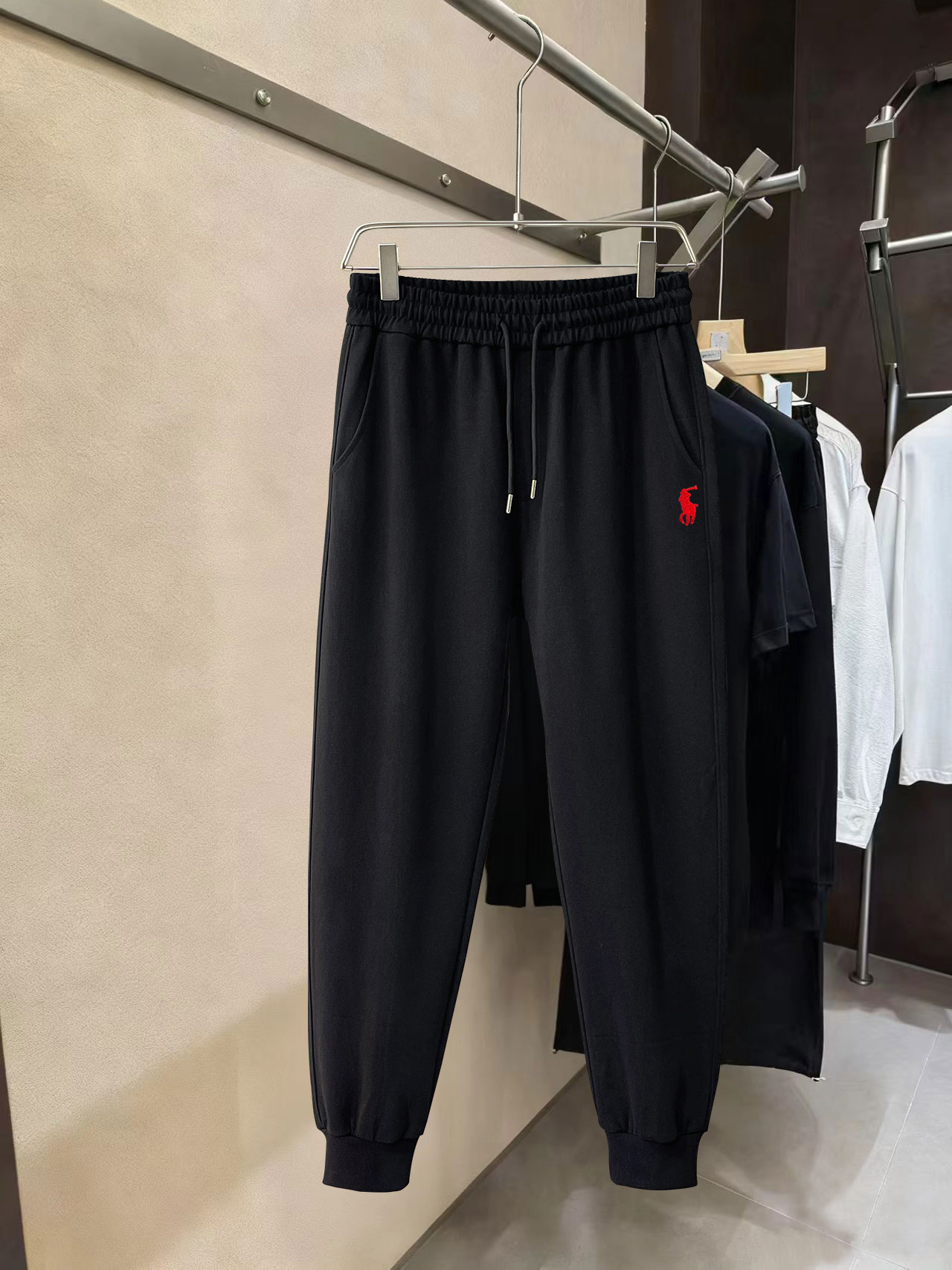 NO:703762,Ralph Lauren official website latest 25 autumn and winter new trousers. This minimalist expression of modern attitude. Light and silky pure cotton fabric. The pendant weighs 2 grams and the overall texture is more powerful. Carrying the spirit of innovation, the iconic pattern adds the finishing touch. S-XL size chart. Waist and hip. Thigh trousers, long and wide. S 70-80 11658 91 11.5 M 72-82 11859 93 12 L  74-84 120 60 95 97 XL76-86 122 62 97 13,,19860909拉夫劳伦 官网最新25秋冬新款长裤 这款极简表达现代态度.轻薄丝滑纯棉面料 吊坠2克重 整体更显质感有力 承载创新精神,标志性的图案添点睛之笔 S-XL 尺码表  腰围臀围 大腿围裤长束脚宽 S 70-80 11658 91 11.5 M 72-82 11859 93 12 L 74-84 120 60 95 97 XL76-86 122 62 97 13,,,Men's clothing