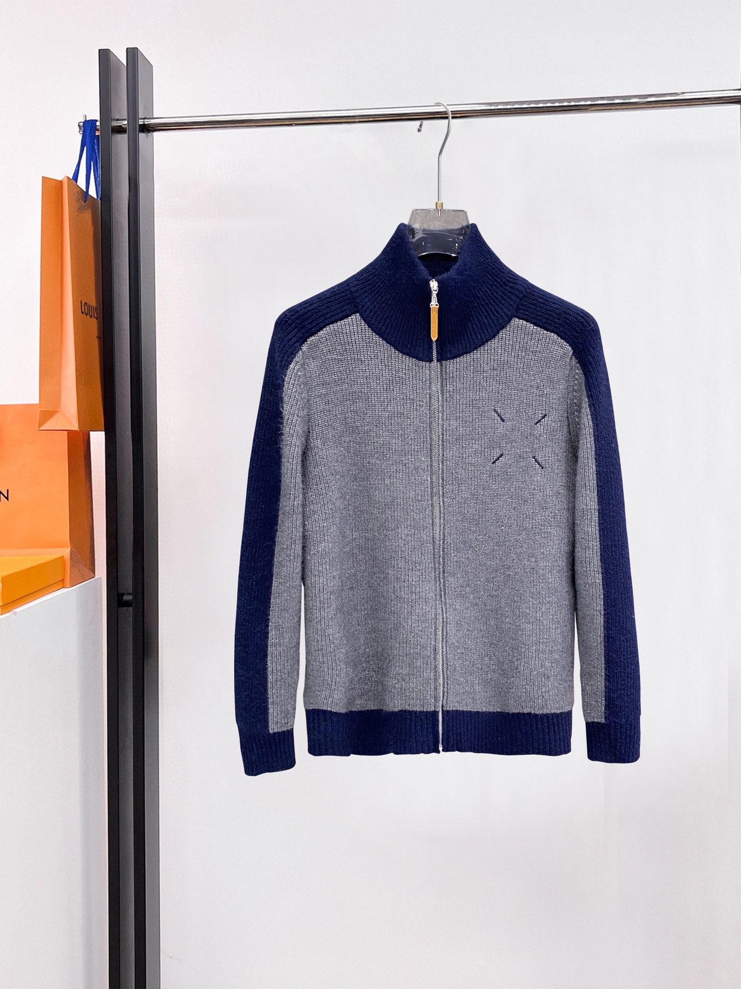 NO:703824,Margiela official website, updated simultaneously in autumn and winter. Knitted sea zipper jacket. Popular style. Fine wool knitted thick fabric. Comfortable and warm. Absolutely high-end product. M (90-120 catties) L (120-145 catties)19860909马吉拉 官网 秋冬同步更新 针织海拉链外套 爆款 精细羊毛针织厚实面料 舒服又保暖 绝对高端产物 M（90-120斤）L（120-145斤）XL（145-160斤）XXL（160-180斤）3XL（180-195斤）,,masion margiela,jackets & coats,,Men's clothing