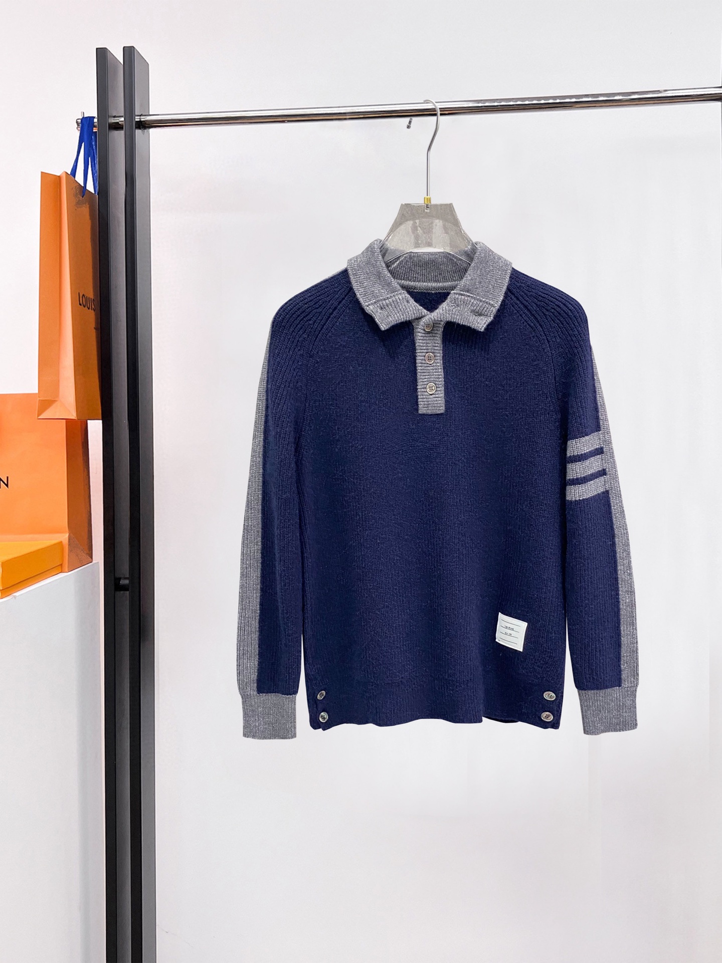 NO:703815,TB official website updated simultaneously for autumn and winter. Knitted sea zipper jacket. Popular style. Fine wool knitted thick fabric. Comfortable and warm. Absolutely high-end product. M (90-120 catties) L (120-145 catties) XL (145-160 catties) XXL (160-180 catties) 3XL (180-195 catties).19860909TB 官网 秋冬同步更新 针织海拉链外套 爆款 精细羊毛针织厚实面料 舒服又保暖 绝对高端产物 M（90-120斤）L（120-145斤）XL（145-160斤）XXL（160-180斤）3XL（180-195斤）,,jackets & coats,,Men's clothing