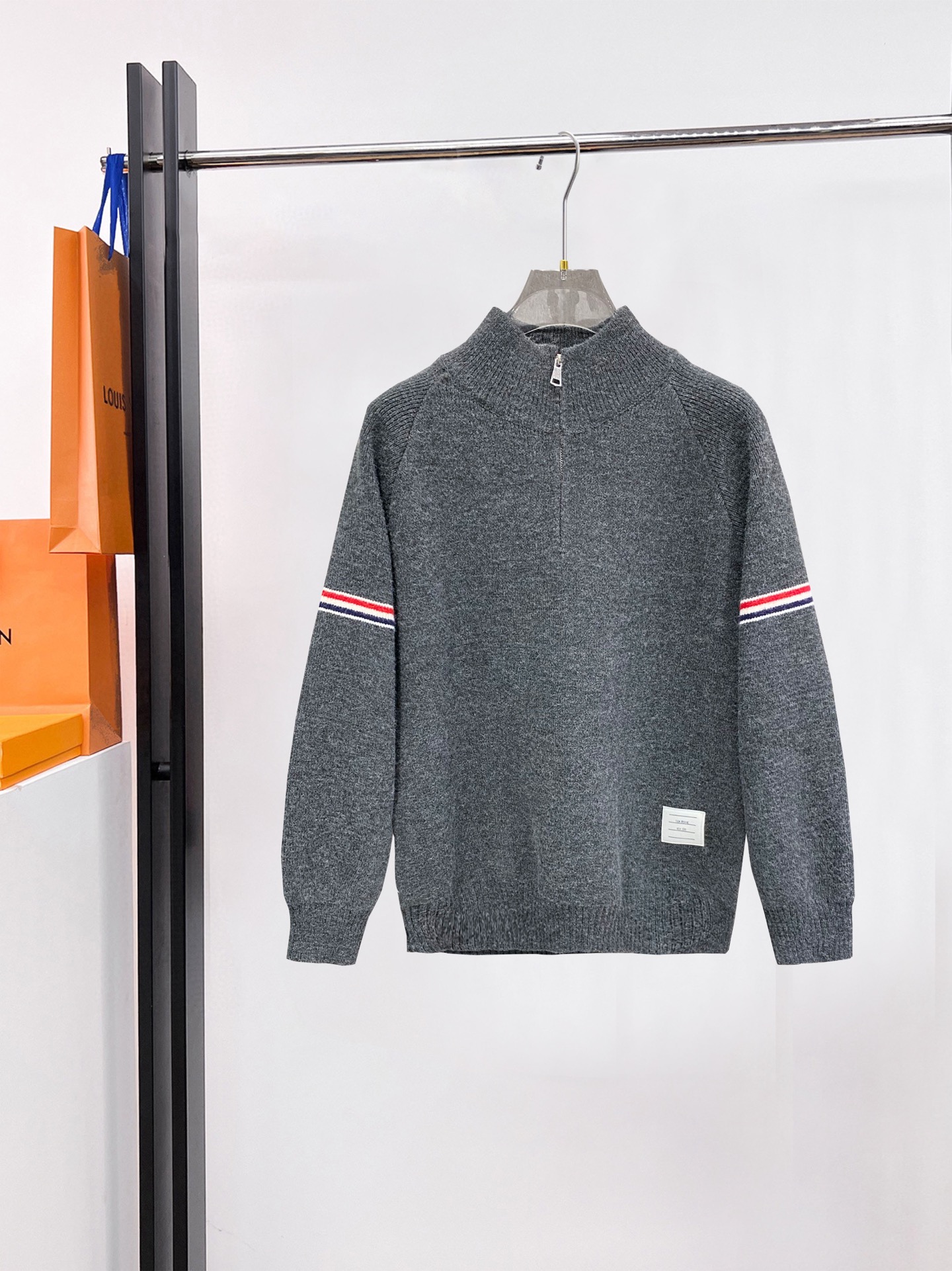 NO:703810,TB - 2025ss autumn and winter hot style high-quality knitted wool cardigan jacket, customized high-quality polyester fiber fabric!  Logo design with top fashion big-name elements, complete with three standards!  Original hardware accessories, smooth lines, exquisite craftsmanship, awesome upper body shape, comfortable fabrics, windproof and warm, it is very fashionable, handsome and a must-have for casual and fashionable men with any combination!  Sizes M-3XL can fit up to 190 pounds!  (90-120) M (120-145) L (145-160) XL (160-180) XXL (180-190) XXXL,,jackets & coats,19860909TB -2025ss秋冬大爆款精品针织羊毛开衫外套,定制高品质聚酯纤维面料！顶级时尚大牌元素logo设计,三标齐全！原版五金辅料,线条流畅,工艺精致,上身版型超赞,面料舒适,挡风保暖,随意搭配都非常时尚帅气休闲时尚男仕必备款哦！尺码M-3XL 最大可穿190斤！（90-120）M（120-145）L（145-160）XL（160-180）XXL（180-190）XXXL,,jackets & coats,,Men's clothing