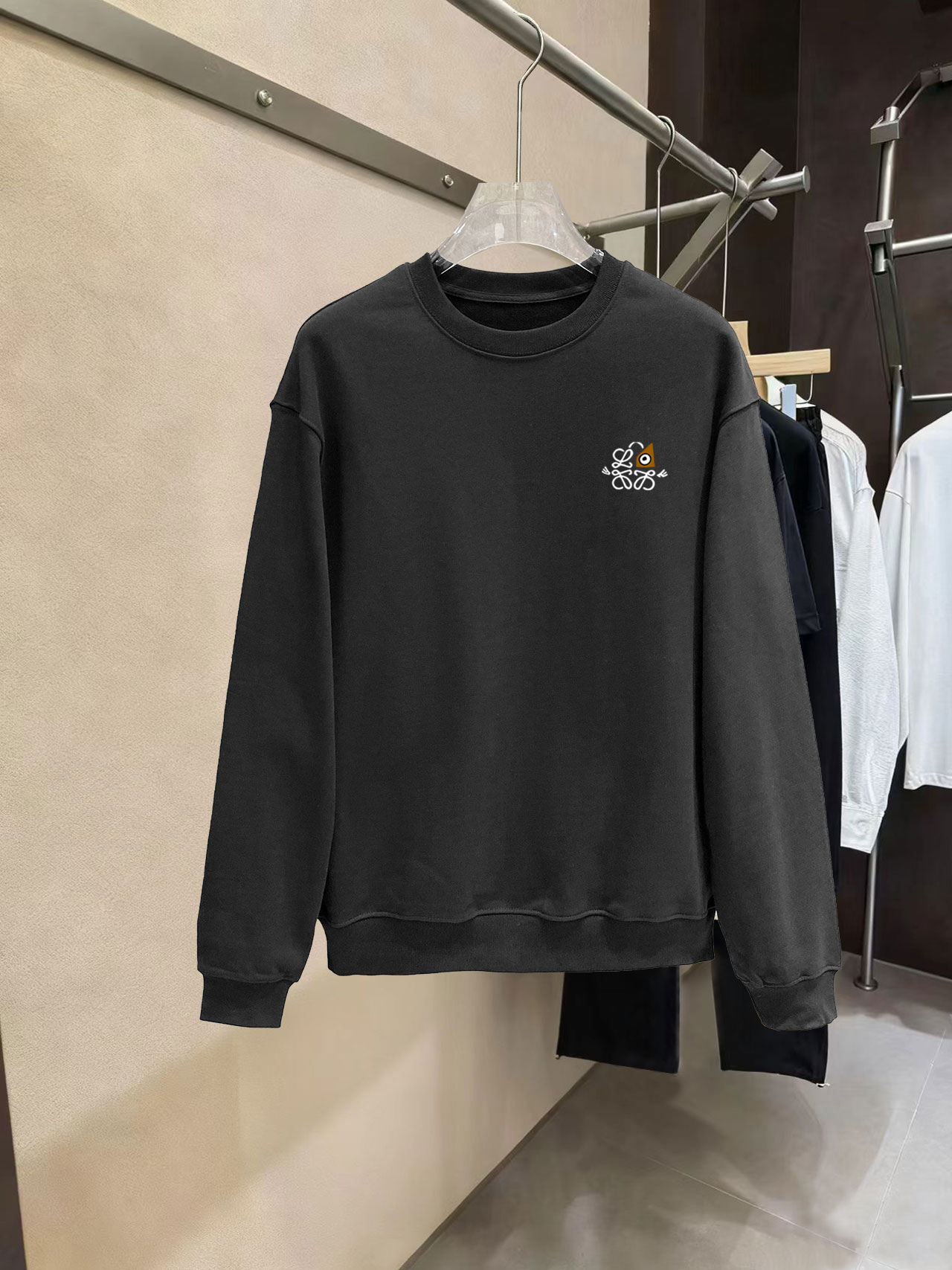 NO:703772,Loewe official website New letter printing double-layer heavy-duty letter pattern is a hot item every year, whether it is T-shirts or sweatshirts. The large-area front printing uses Dakangli digital printing machine for direct printing. The cost is extremely high. After many debuggings, the color difference restoration of the pattern is close to 99% with the original version. It is different from the garbage offset printing version in the market. It is super time-consuming. The fabric is exclusively customized and dyed 400 grams. Double-ply cotton. Kangaroo pocket design elements. Trendy men and trendy women.  M (90-125 pounds) L (125-145 pounds)19860909罗意威 官网 新款字母印花双层重工字母图案不管是T桖还是卫衣都是每年的爆款单品 前幅大面积印花采用大康丽数码印花机直喷 成本极高 经过多次的调试打版图案色差还原度与原版接近百分之99 区别市场垃圾胶印版本 超级费工时 面料采用独家定制定染400克 棉双股 袋鼠兜设计元素 潮男潮女 M（90-125斤）L（125-145斤）XL（145-165斤）XXL（165-185斤）XXXL（185-200斤）喜欢超宽松 往大一码拍 男女同款,,loewe,hoodie,sweatshirts,,Men's clothing