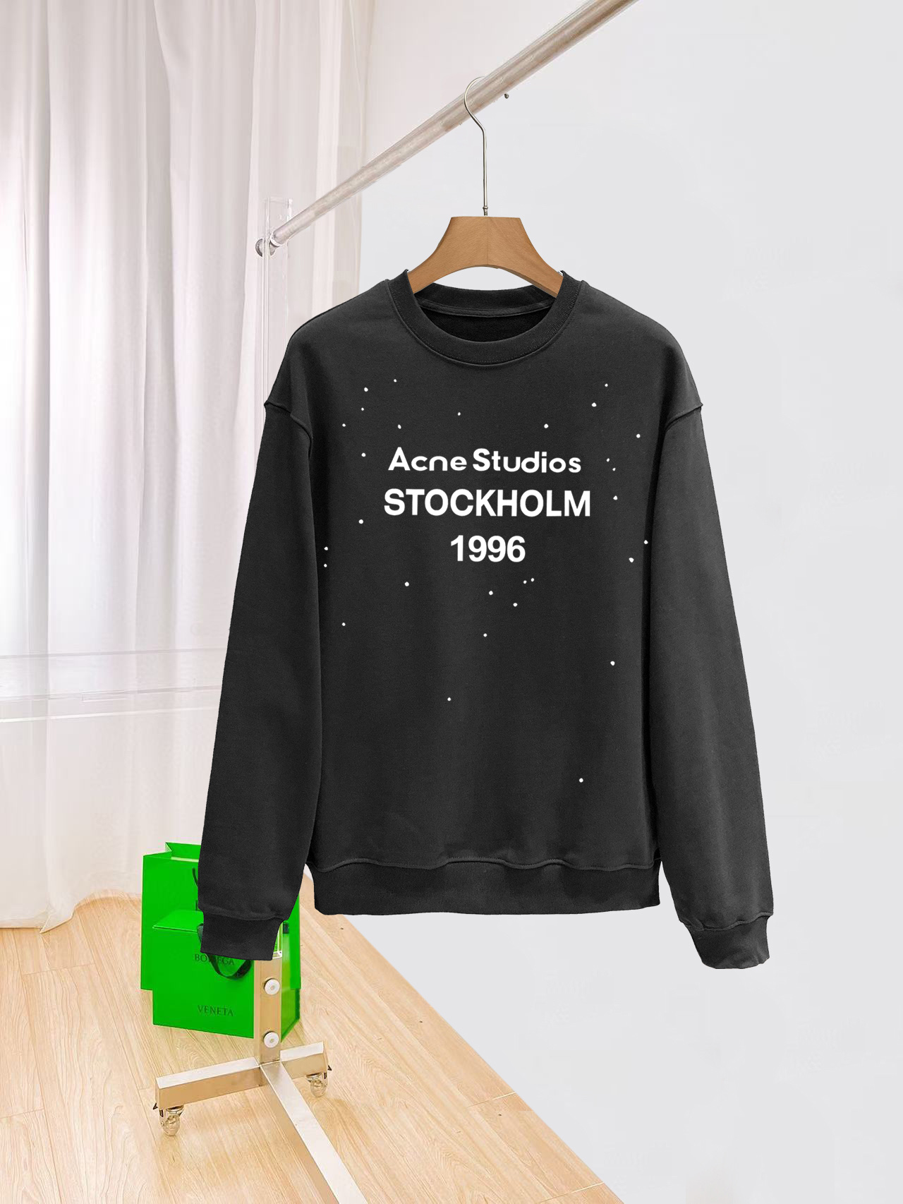 NO:703774,ACNE official website New letter printing double-layer heavy-duty letter pattern is a popular item every year, whether it is T-shirts or sweatshirts. Large-area printing on the front uses Dakangli digital printing machine direct printing. The cost is extremely high. After many debuggings, the color difference of the pattern is close to 99% of the original version. It is different from the garbage offset printing version in the market. Super time-consuming. The fabric is exclusively customized and dyed 400 grams. Cotton double-ply. Kangaroo pocket design elements. Trendy men and trendy women.  M (90-125 pounds) L (125-145 pounds)19860909ACNE 官网 新款字母印花双层重工字母图案不管是T桖还是卫衣都是每年的爆款单品 前幅大面积印花采用大康丽数码印花机直喷 成本极高 经过多次的调试打版图案色差还原度与原版接近百分之99 区别市场垃圾胶印版本 超级费工时 面料采用独家定制定染400克 棉双股 袋鼠兜设计元素 潮男潮女 M（90-125斤）L（125-145斤）XL（145-165斤）XXL（165-185斤）XXXL（185-200斤）喜欢超宽松 往大一码拍 男女同款,,acne studios,hoodie,sweatshirts,,Men's clothing