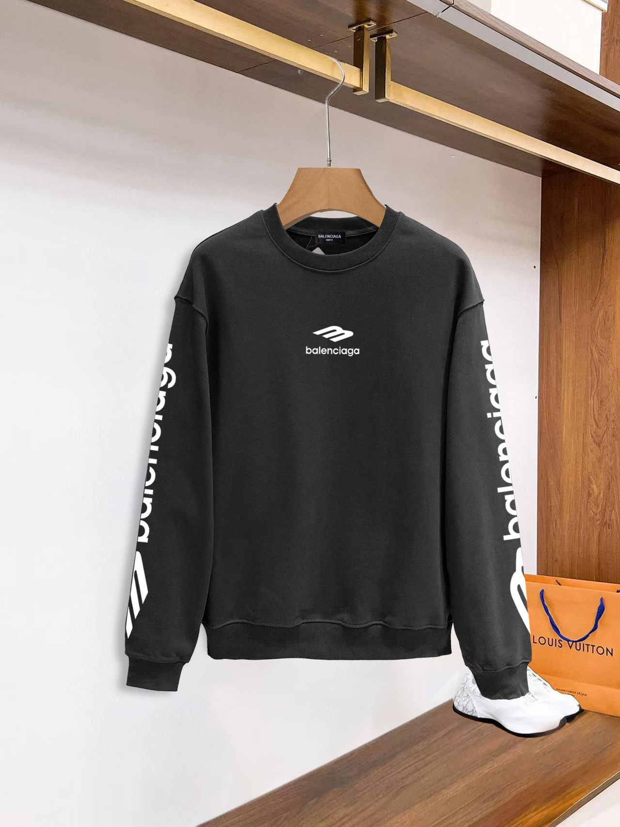 NO:703778,Balenciaga official website The new letter printing double-layer heavy-duty letter pattern is a hot item every year, whether it is T-shirts or sweatshirts. Large-area printing on the front uses Dakangli digital printing machine for direct printing. The cost is extremely high. After many debuggings, the color difference restoration of the pattern is close to 99% with the original version. It is different from the garbage offset printing version in the market. Super time-consuming. The fabric is exclusively customized and dyed 400 grams. Cotton double-ply. Kangaroo pocket design elements. Trendy men and trendy women.  M (90-125 pounds) L (125-145 pounds)19860909巴黎世家官网 新款字母印花双层重工字母图案不管是T桖还是卫衣都是每年的爆款单品 前幅大面积印花采用大康丽数码印花机直喷 成本极高 经过多次的调试打版图案色差还原度与原版接近百分之99 区别市场垃圾胶印版本 超级费工时 面料采用独家定制定染400克 棉双股 袋鼠兜设计元素 潮男潮女 M（90-125斤）L（125-145斤）XL（145-165斤）XXL（165-185斤）XXXL（185-200斤）喜欢超宽松 往大一码拍 男女同款,,balenciaga,hoodie,sweatshirts,,Men's clothing