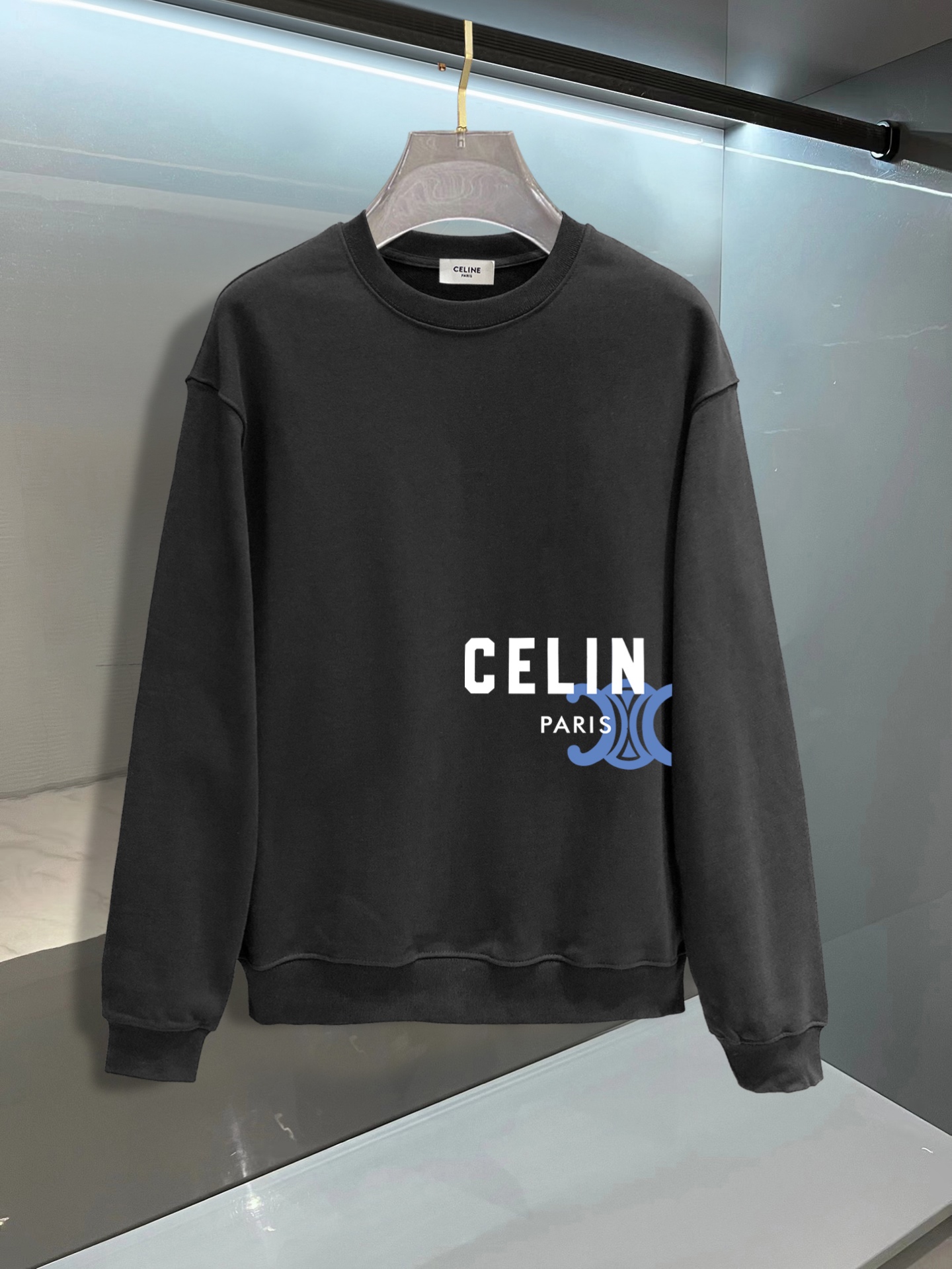 NO:703780,Celine official website The new letter printing double-layer heavy-duty letter pattern is a popular item every year, whether it is T-shirts or sweatshirts. Large-area printing on the front is directly sprayed by Dakangli digital printing machine. The cost is extremely high. After many debuggings, the color difference restoration of the pattern is close to 99% with the original version. It is different from the garbage offset printing version in the market. It is super time-consuming. The fabric is exclusively customized and dyed 400 grams. Double-ply cotton. Kangaroo pocket design elements. Trendy men and trendy women.  M (90-125 pounds) L (125-145 pounds)19860909赛琳 官网 新款字母印花双层重工字母图案不管是T桖还是卫衣都是每年的爆款单品 前幅大面积印花采用大康丽数码印花机直喷 成本极高 经过多次的调试打版图案色差还原度与原版接近百分之99 区别市场垃圾胶印版本 超级费工时 面料采用独家定制定染400克 棉双股 袋鼠兜设计元素 潮男潮女 M（90-125斤）L（125-145斤）XL（145-165斤）XXL（165-185斤）XXXL（185-200斤）喜欢超宽松 往大一码拍 男女同款,,celine,hoodie,sweatshirts,,Men's clothing