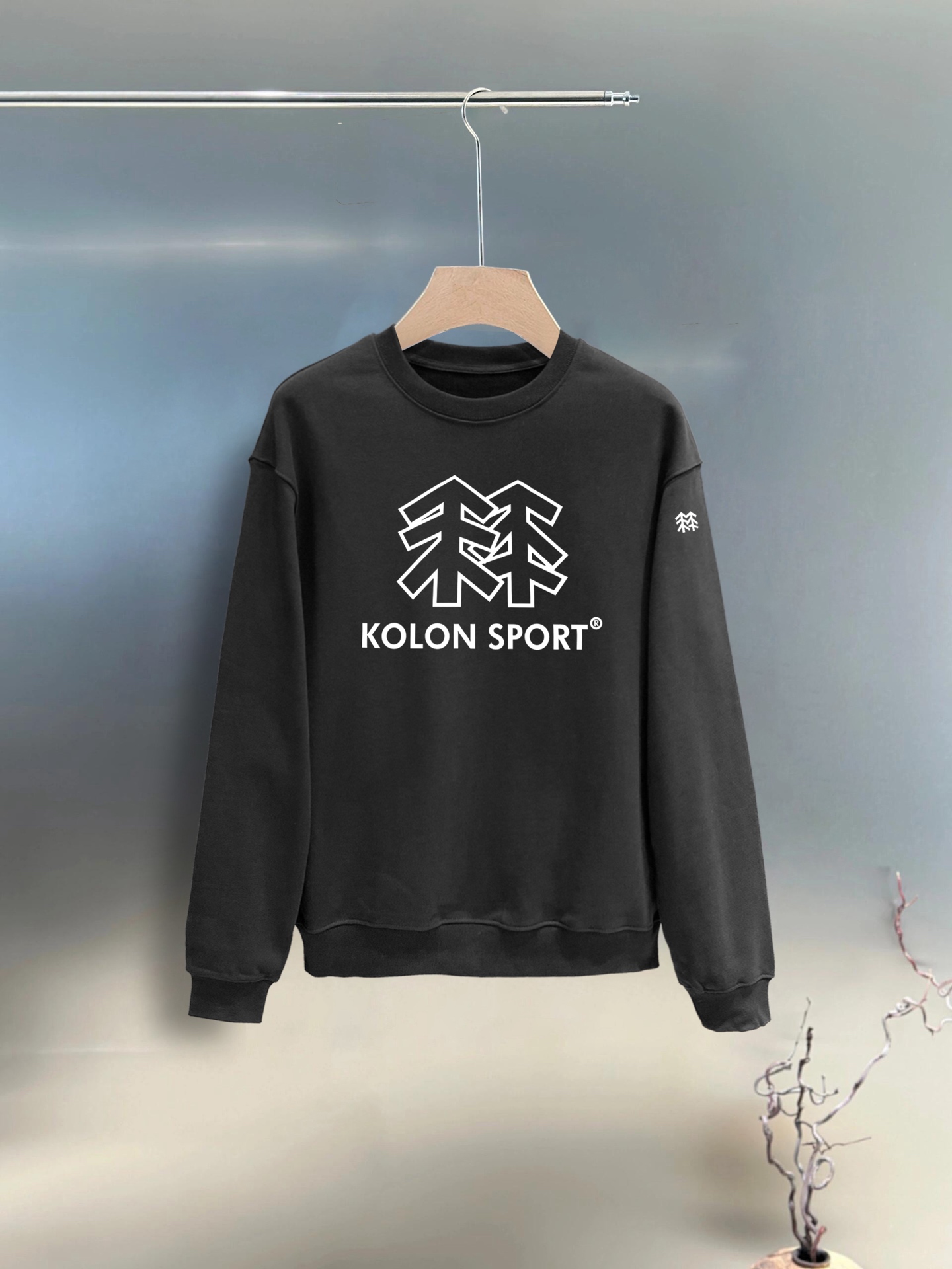 NO:703792,Kolon official website The new letter printing double-layer heavy-duty letter pattern is a hot item every year, whether it is T-shirts or sweatshirts. The large-area printing on the front is directly printed by Dakangli digital printing machine. The cost is extremely high. After many debuggings, the color difference restoration of the pattern is close to 99% with the original version. It is different from the garbage offset printing version in the market. Super time-consuming. The fabric is exclusively customized and dyed 400 grams. Cotton double-ply. Kangaroo pocket design elements. Fashionable men and fashionable women.  M (90-125 pounds) L (125-145 pounds)19860909可隆 官网 新款字母印花双层重工字母图案不管是T桖还是卫衣都是每年的爆款单品 前幅大面积印花采用大康丽数码印花机直喷 成本极高 经过多次的调试打版图案色差还原度与原版接近百分之99 区别市场垃圾胶印版本 超级费工时 面料采用独家定制定染400克 棉双股 袋鼠兜设计元素 潮男潮女 M（90-125斤）L（125-145斤）XL（145-165斤）XXL（165-185斤）XXXL（185-200斤）喜欢超宽松 往大一码拍 男女同款,,hoodie,sweatshirts,,Men's clothing