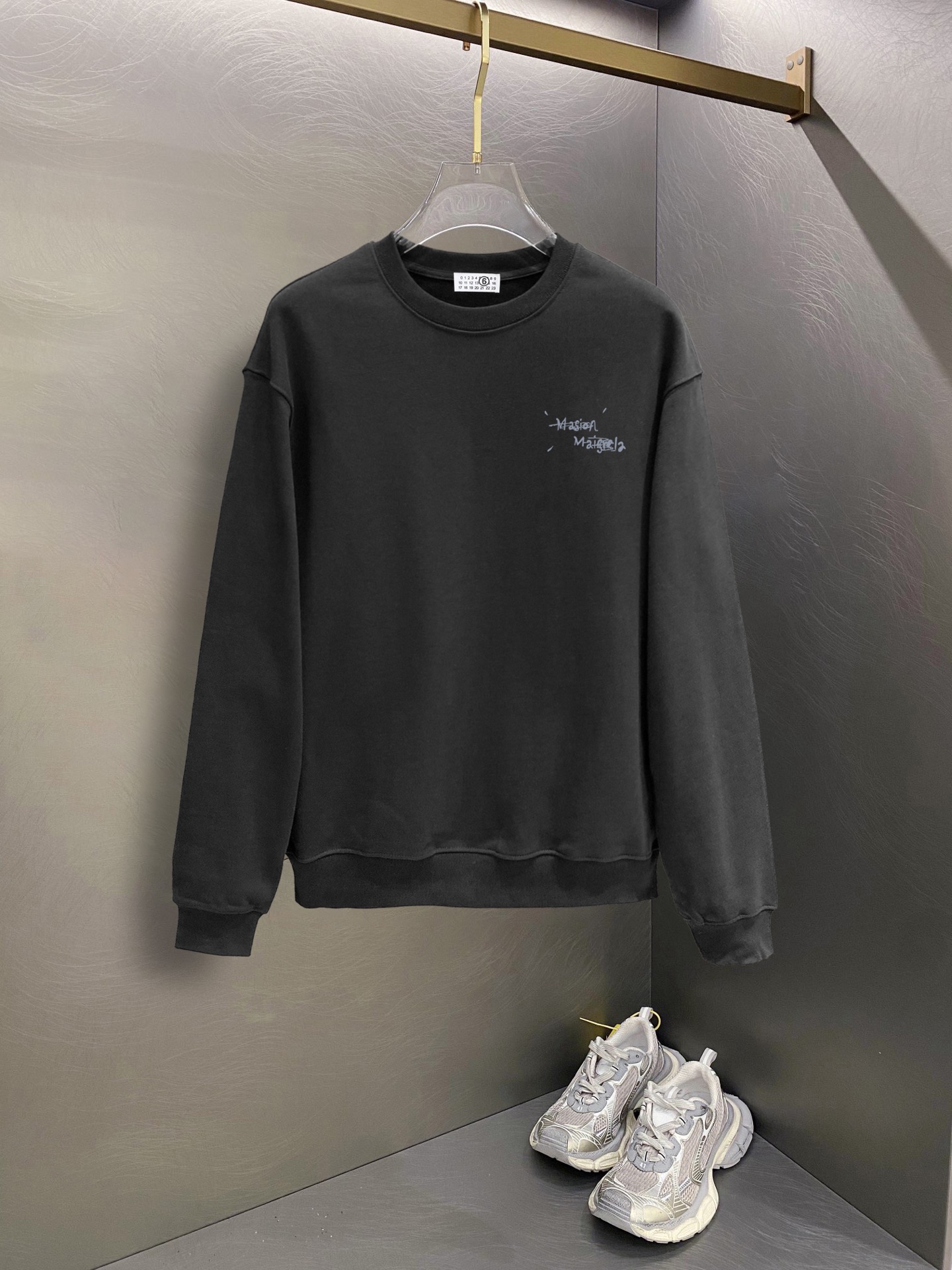 NO:703796,Margiela official website The new letter printing double-layer heavy-duty letter pattern is a hot item every year, whether it is T-shirts or sweatshirts. Large-area printing on the front is directly sprayed by Dakangli digital printing machine. The cost is extremely high. After many debuggings, the color difference restoration of the pattern is close to 99% with the original version. It is different from the garbage offset printing version in the market. It is super time-consuming. The fabric is exclusively customized and dyed 400 grams. Double-ply cotton. Kangaroo pocket design elements. Trendy men and trendy women.  M (90-125 pounds) L (125-145 pounds)19860909马吉拉 官网 新款字母印花双层重工字母图案不管是T桖还是卫衣都是每年的爆款单品 前幅大面积印花采用大康丽数码印花机直喷 成本极高 经过多次的调试打版图案色差还原度与原版接近百分之99 区别市场垃圾胶印版本 超级费工时 面料采用独家定制定染400克 棉双股 袋鼠兜设计元素 潮男潮女 M（90-125斤）L（125-145斤）XL（145-165斤）XXL（165-185斤）XXXL（185-200斤）喜欢超宽松 往大一码拍 男女同款,,masion margiela,hoodie,sweatshirts,,Men's clothing