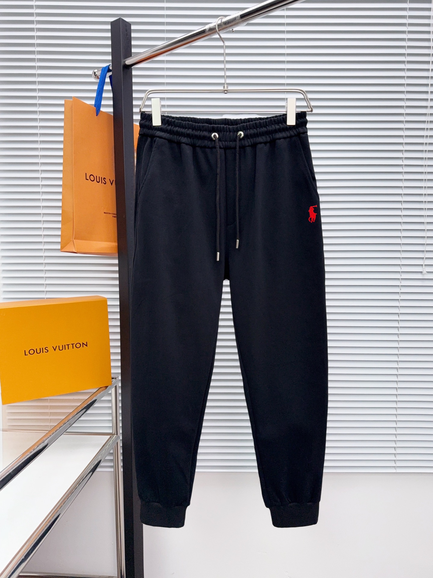 NO:703847,Ralph Lauren official website latest 25 autumn and winter new trousers. This minimalist expression of modern attitude. Light and silky pure cotton fabric. The pendant weighs 2 grams and the overall texture is more powerful. Carrying the spirit of innovation, the iconic pattern adds the finishing touch. S-XL size chart. Waist and hip. Thigh trousers, long and wide. S 70-80 11658 91 11.5 M 72-82 11859 93 12 L  74-84 120 60 95 97 XL76-86 122 62 97 13,,19860909拉夫劳伦 官网最新25秋冬新款长裤 这款极简表达现代态度.轻薄丝滑纯棉面料 吊坠2克重 整体更显质感有力 承载创新精神,标志性的图案添点睛之笔 S-XL 尺码表  腰围臀围 大腿围裤长束脚宽 S 70-80 11658 91 11.5 M 72-82 11859 93 12 L 74-84 120 60 95 97 XL76-86 122 62 97 13,,,Men's clothing