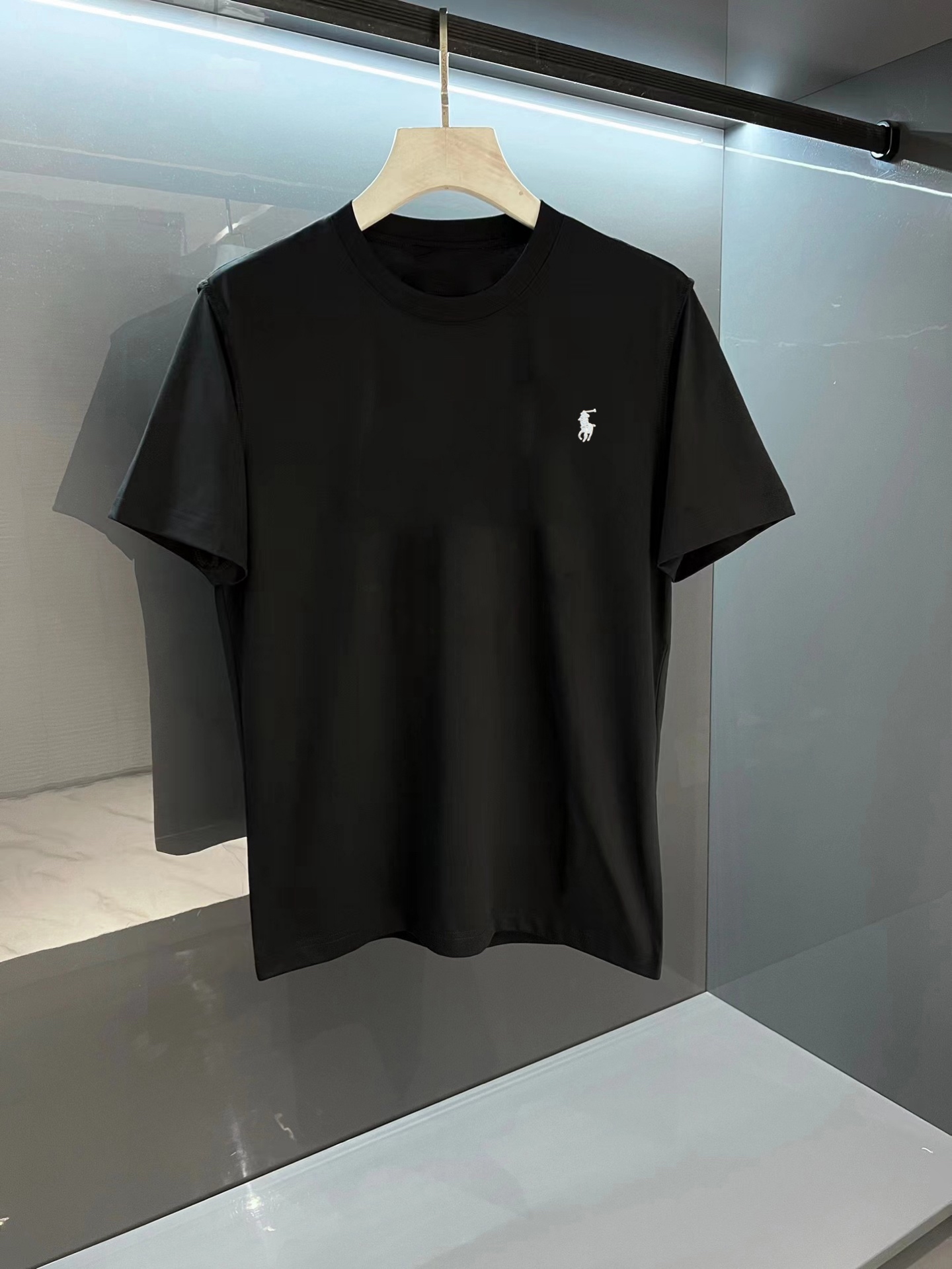 NO:703758,Ralph Lauren's new double-layer heavy-duty short-sleeved T-shirt with letter printing. The letter pattern, whether it is a T-shirt or a sweatshirt, is a hot item every year. The large-area front printing is directly printed by Dakangli digital printing machine. The cost is extremely high. After many debuggings, the color difference restoration of the pattern is close to 99% with the original version. It is different from the junk offset printing version in the market. It is super time-consuming. The fabric is exclusively customized and dyed 280 grams of double-stranded cotton.  M (100-140 pounds) L (140/155 pounds)19860909拉夫劳伦 新款字母印花双层重工短袖T桖 字母图案不管是T桖还是卫衣都是每年的爆款单品 前幅大面积印花采用大康丽数码印花机直喷 成本极高 经过多次的调试打版图案色差还原度与原版接近百分之99 区别市场垃圾胶印版本 超级费工时 面料采用独家定制定染280 克 棉双股 M（100-140斤）L（140/155斤）XL（160-175斤）XXL（175-185斤）XXXL（185-210斤）黑白2色 200斤可穿 182/165斤穿XL 宽松版型,,hoodie,sweatshirts,T-shirt,,Men's clothing