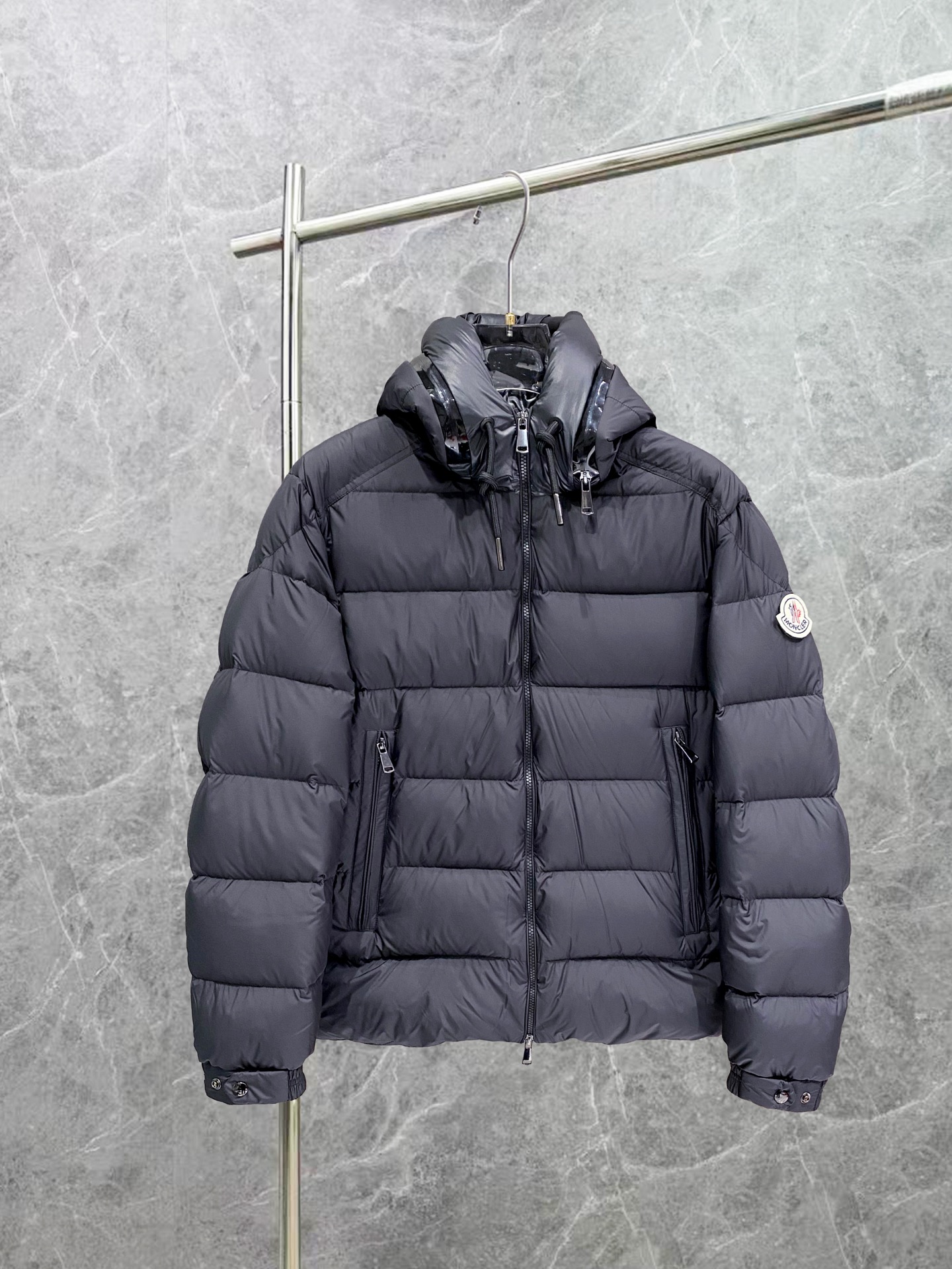 NO:703845,MONCLER 2025 new autumn and winter down jacket. Original custom hardware accessories are all imported and original customization. Welcome to compare. Absolutely high quality. Made of top-grade 95 white duck down. Super soft. Filled with fluffy and full feathers. Super heavy fabrics with perfect workmanship. Pay attention to the fabrics are super comfortable. Exclusive model. Non-market goods. Same size for men and women. M-3XL,, down jacket,19860909MONCLER 2025秋冬新款羽绒服 原版订制五金配件全进口原版定制 欢迎对比 绝对的高品质 采用顶级95白鸭绒 超柔软 充羽量蓬松饱满 超级重面料做工杠杠的版型完美 注意面料超舒服 独家款 非市场货 男女同款尺码 M-3XL,,down jacket,,Men's clothing