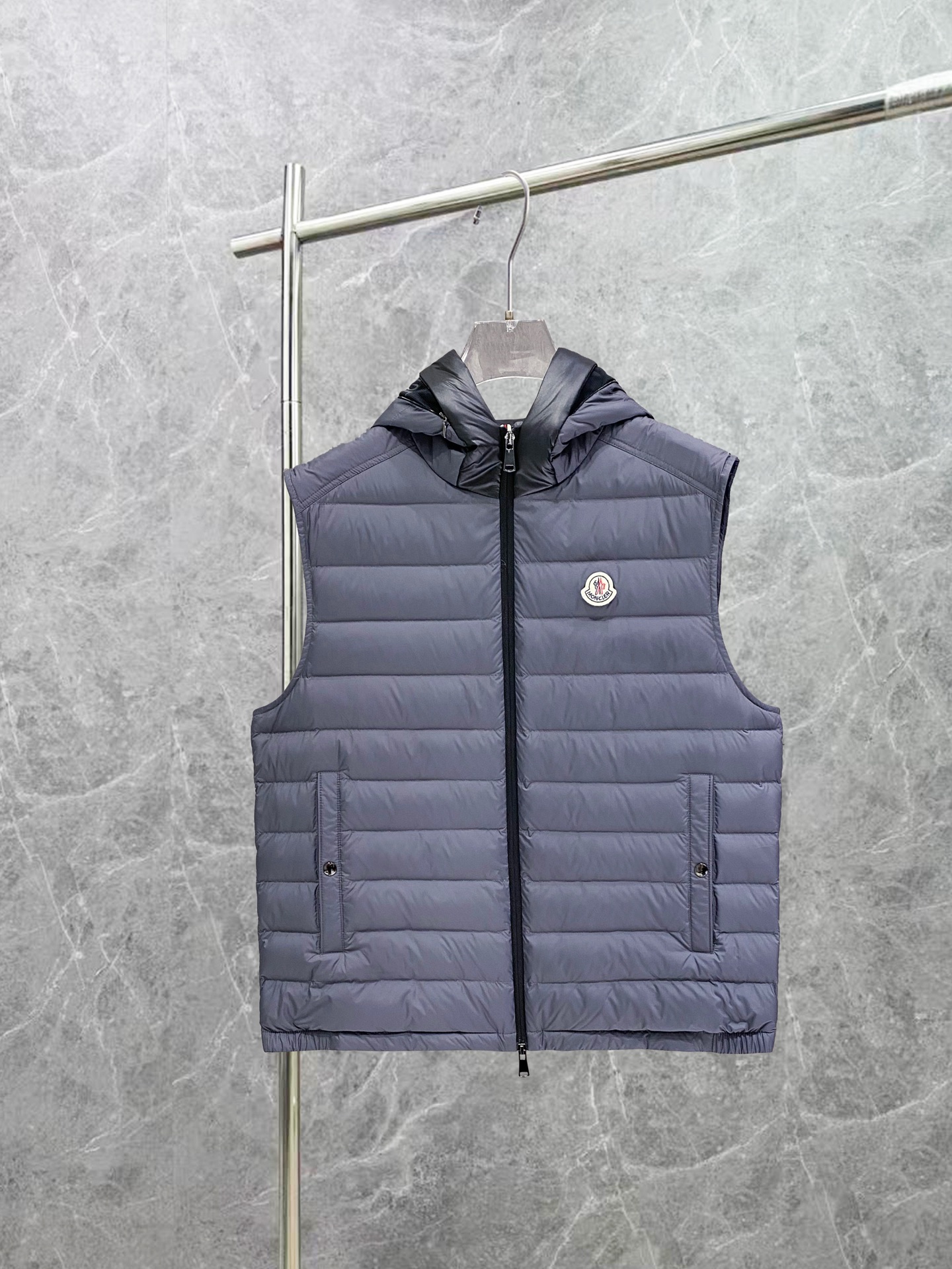 NO:703830,Mengkou's exclusive original version is produced and processed by the top domestic foundries. The ultimate pursuit of details makes it 99.9% comparable to the original version!  This model uses white duck down ceiling 90 down as filling. It has high fluffiness, good rebound effect, extremely light weight, and the upper body feels very light and warm. This model is filled with down in all directions, even the placket is filled with no dead spots, and the collar is even more warm. This one is enough in winter!  Very light, silky and skin-friendly!  Pattern Velcro decoration, humanized design, not only practical but also adds beauty, practical and personalized, same style for men and women, original quality!  Filling 90 white duck down Sizes M-4XL (small), Moncler,19860909蒙口 独家原版开版,国内顶尖代工厂加工,极致追求细节,做到99.9媲美原版！ 此款采用白鸭绒天花板90绒作为填充物,蓬松度高,回弹效果好,重量极轻,上身感觉非常轻便保暖,此款全方位充绒,乃至门襟都做到无死角充绒,领部更是犹如般保暖,冬天就这一件就够了！非常轻薄丝滑亲肤！图案魔术贴装饰 人性化设计 不仅实用且增加美感实用且个性,男女同款,原版品质！ 填充物90白鸭绒 尺码M-4XL（偏小）,,Moncler,,Men's clothing