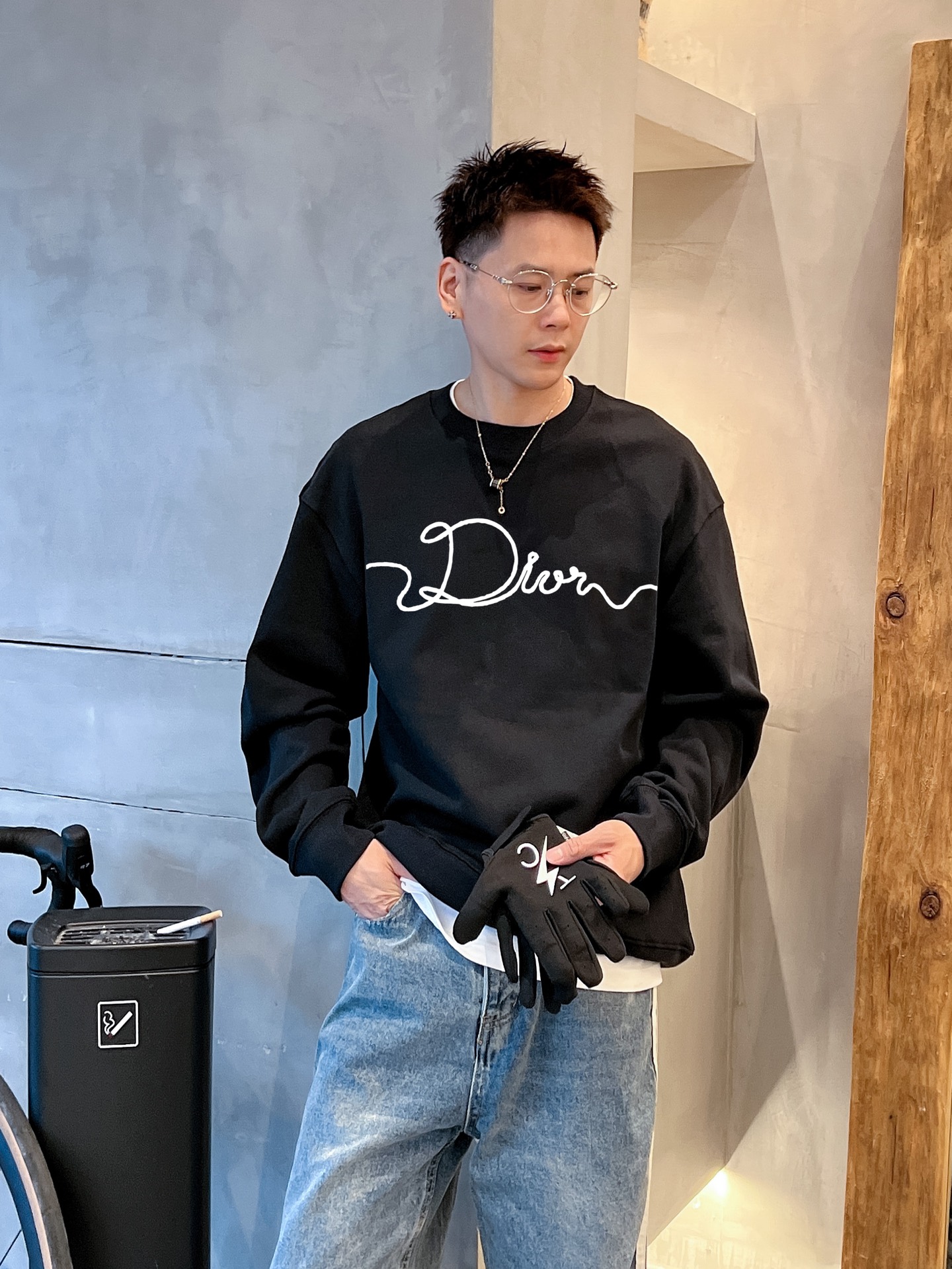 NO:703779,Dior official website The new letter printing double-layer heavy-duty letter pattern is a hot item every year, whether it is T-shirts or sweatshirts. Large-area printing on the front uses Dakangli digital printing machine for direct printing. The cost is extremely high. After many debuggings, the color difference restoration of the pattern is close to 99% with the original version. It is different from the garbage offset printing version in the market. It is super time-consuming. The fabric is exclusively customized and dyed 400 grams. Cotton double-ply M (100-125 catties) L (125-150 catties)  XL (150-170 pounds) 2XL (170-190 pounds) 3XL (190-210 pounds), dior, hoodie, sweatshirts,19860909迪奥 官网 新款字母印花双层重工字母图案不管是T桖还是卫衣都是每年的爆款单品 前幅大面积印花采用大康丽数码印花机直喷 成本极高 经过多次的调试打版图案色差还原度与原版接近百分之99 区别市场垃圾胶印版本 超级费工时 面料采用独家定制定染400克 棉双股 M（100-125斤） L（125-150斤） XL（150-170斤） 2XL（170-190斤 3XL（190-210斤）,,dior,hoodie,sweatshirts,,Men's clothing