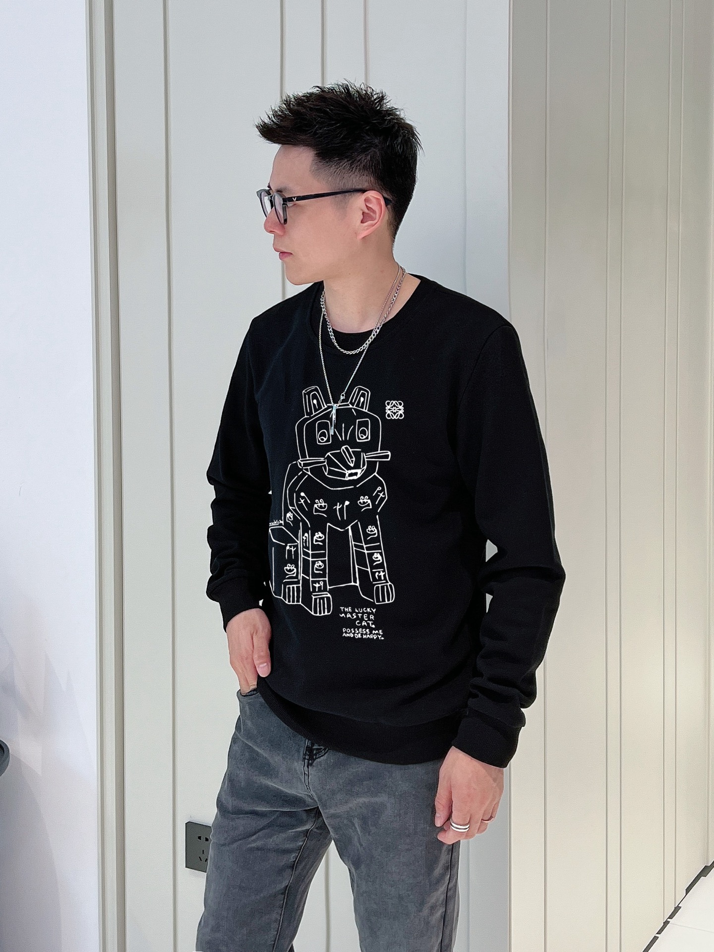 NO:703794,Luo Yiwei official website. The new letter printing double-layer heavy-duty letter pattern is a hot item every year, whether it is T-shirts or sweatshirts. Large-area printing on the front is directly sprayed by Dakangli digital printing machine. The cost is extremely high. After many debuggings, the color difference restoration of the pattern is close to 99% with the original version. It is different from the garbage offset printing version in the market. Super time-consuming. The fabric is exclusively customized and dyed 400 grams. Cotton double-ply M (100-125 pounds)  L (125-150 pounds) XL (150-170 pounds) 2XL (170-190 pounds) 3XL (190-210 pounds),,loewe,hoodie,sweatshirts,19860909罗意威 官网 新款字母印花双层重工字母图案不管是T桖还是卫衣都是每年的爆款单品 前幅大面积印花采用大康丽数码印花机直喷 成本极高 经过多次的调试打版图案色差还原度与原版接近百分之99 区别市场垃圾胶印版本 超级费工时 面料采用独家定制定染400克 棉双股 M（100-125斤） L（125-150斤） XL（150-170斤） 2XL（170-190斤 3XL（190-210斤）,,loewe,hoodie,sweatshirts,,Men's clothing