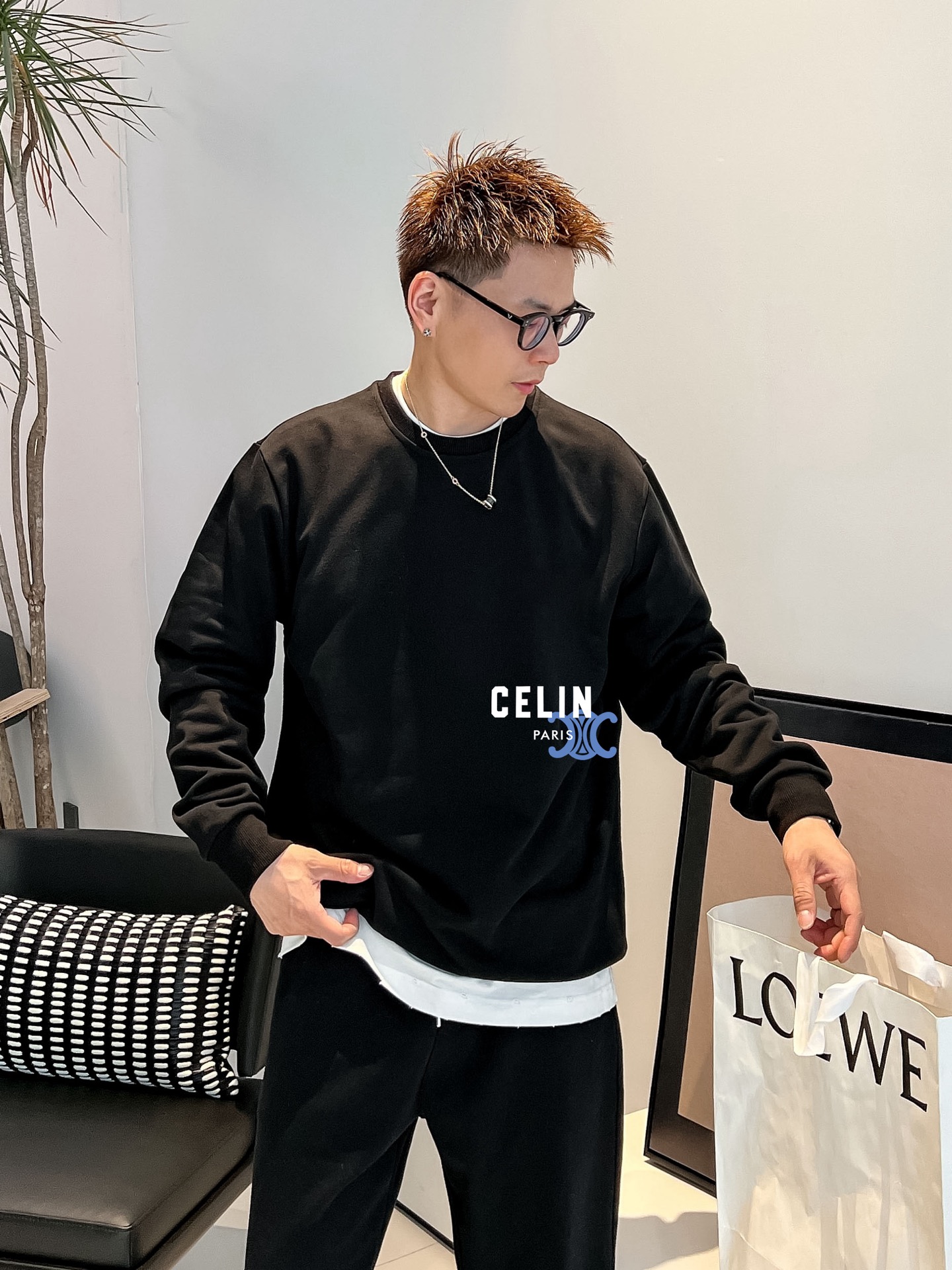 NO:703797,Celine official website The new letter printing double-layer heavy-duty letter pattern is a hot item every year, whether it is T-shirts or sweatshirts. Large-area printing on the front uses Dakangli digital printing machine direct printing. The cost is extremely high. After many debuggings, the color difference restoration of the pattern is close to 99% with the original version. It is different from the garbage offset printing version in the market. It is super labor-consuming. The fabric is exclusively custom-made and dyed 400 grams. Cotton double-ply M (100-125 catties) L (125-150 catties)  XL (150-170 pounds) 2XL (170-190 pounds) 3XL (190-210 pounds),,celine,hoodie,sweatshirts,19860909赛琳 官网 新款字母印花双层重工字母图案不管是T桖还是卫衣都是每年的爆款单品 前幅大面积印花采用大康丽数码印花机直喷 成本极高 经过多次的调试打版图案色差还原度与原版接近百分之99 区别市场垃圾胶印版本 超级费工时 面料采用独家定制定染400克 棉双股 M（100-125斤） L（125-150斤） XL（150-170斤） 2XL（170-190斤 3XL（190-210斤）,,celine,hoodie,sweatshirts,,Men's clothing