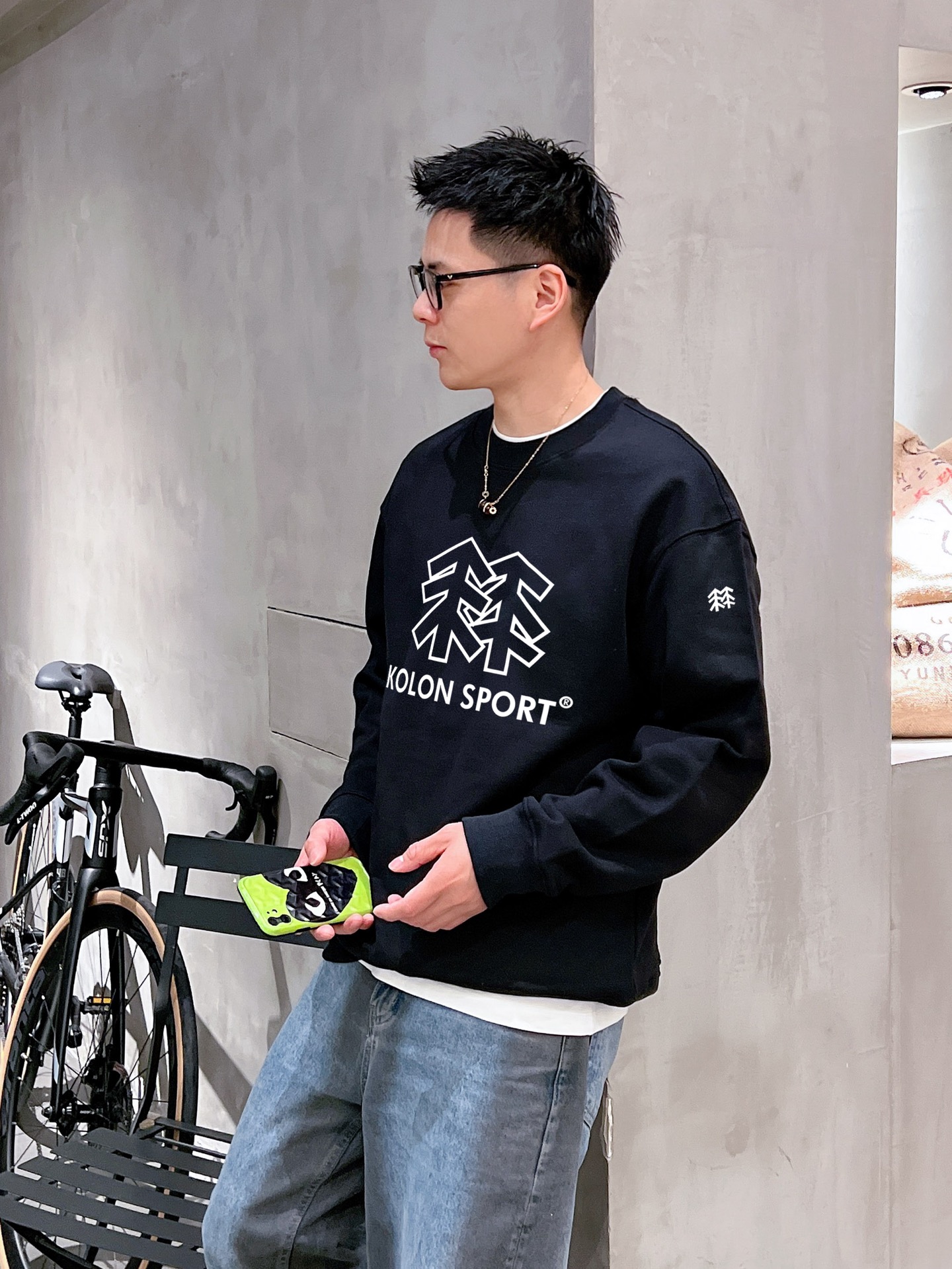 NO:703803,Kolon official website The new letter printing double-layer heavy-duty letter pattern is a hot item every year, whether it is T-shirts or sweatshirts. Large-area printing on the front uses Dakangli digital printing machine for direct printing. The cost is extremely high. After many debuggings, the color difference restoration of the pattern is close to 99% with the original version. It is different from the garbage offset printing version in the market. It is super time-consuming. The fabric is exclusively custom-made and dyed 400 grams. Cotton double-ply M (100-125 catties) L (125-150 catties)  XL (150-170 pounds) 2XL (170-190 pounds) 3XL (190-210 pounds),,hoodie,sweatshirts,19860909可隆 官网 新款字母印花双层重工字母图案不管是T桖还是卫衣都是每年的爆款单品 前幅大面积印花采用大康丽数码印花机直喷 成本极高 经过多次的调试打版图案色差还原度与原版接近百分之99 区别市场垃圾胶印版本 超级费工时 面料采用独家定制定染400克 棉双股 M（100-125斤） L（125-150斤） XL（150-170斤） 2XL（170-190斤 3XL（190-210斤）,,hoodie,sweatshirts,,Men's clothing