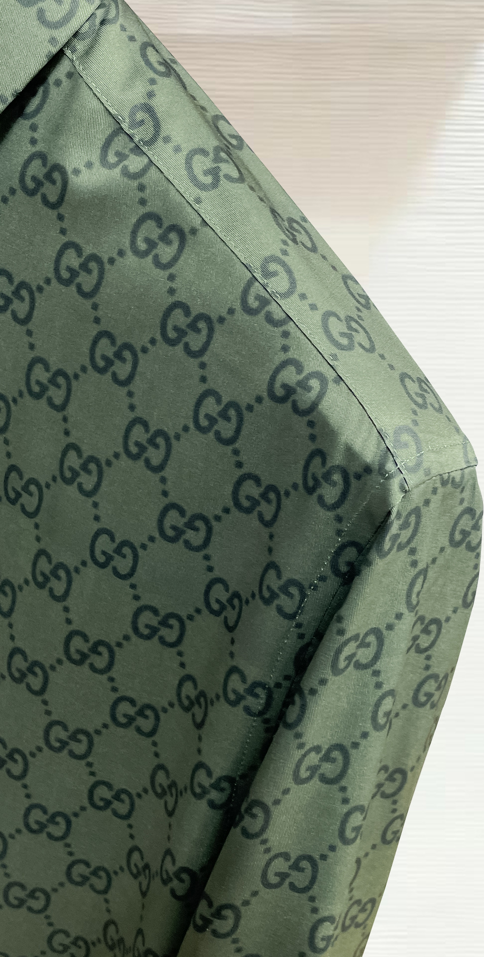 ￼ GUCCI 酷奇 专柜最新款男士必备款长袖衬衫，100%天然棉，舒服透气，原单狠货，原版面料，柔软舒