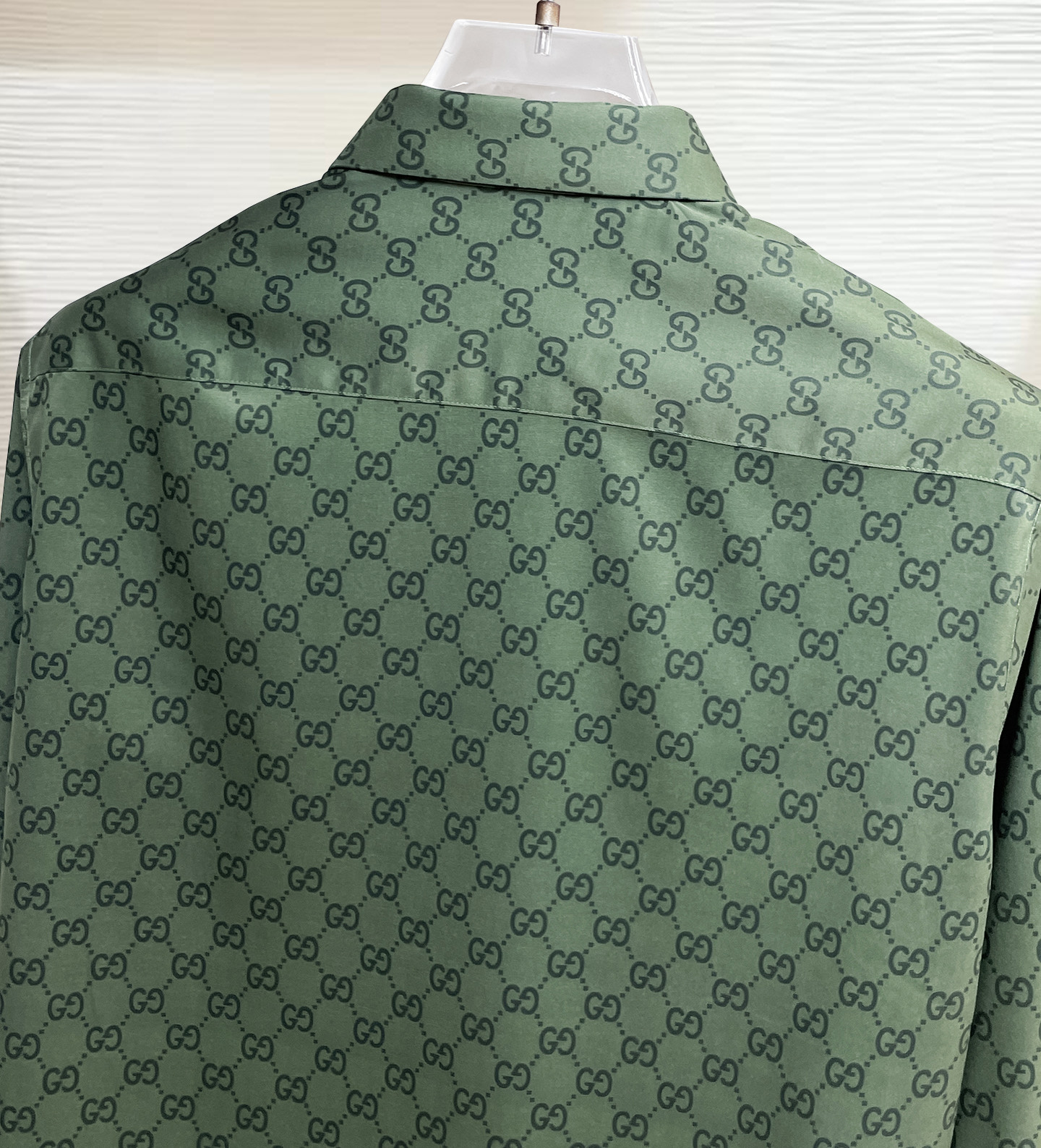 ￼ GUCCI 酷奇 专柜最新款男士必备款长袖衬衫，100%天然棉，舒服透气，原单狠货，原版面料，柔软舒
