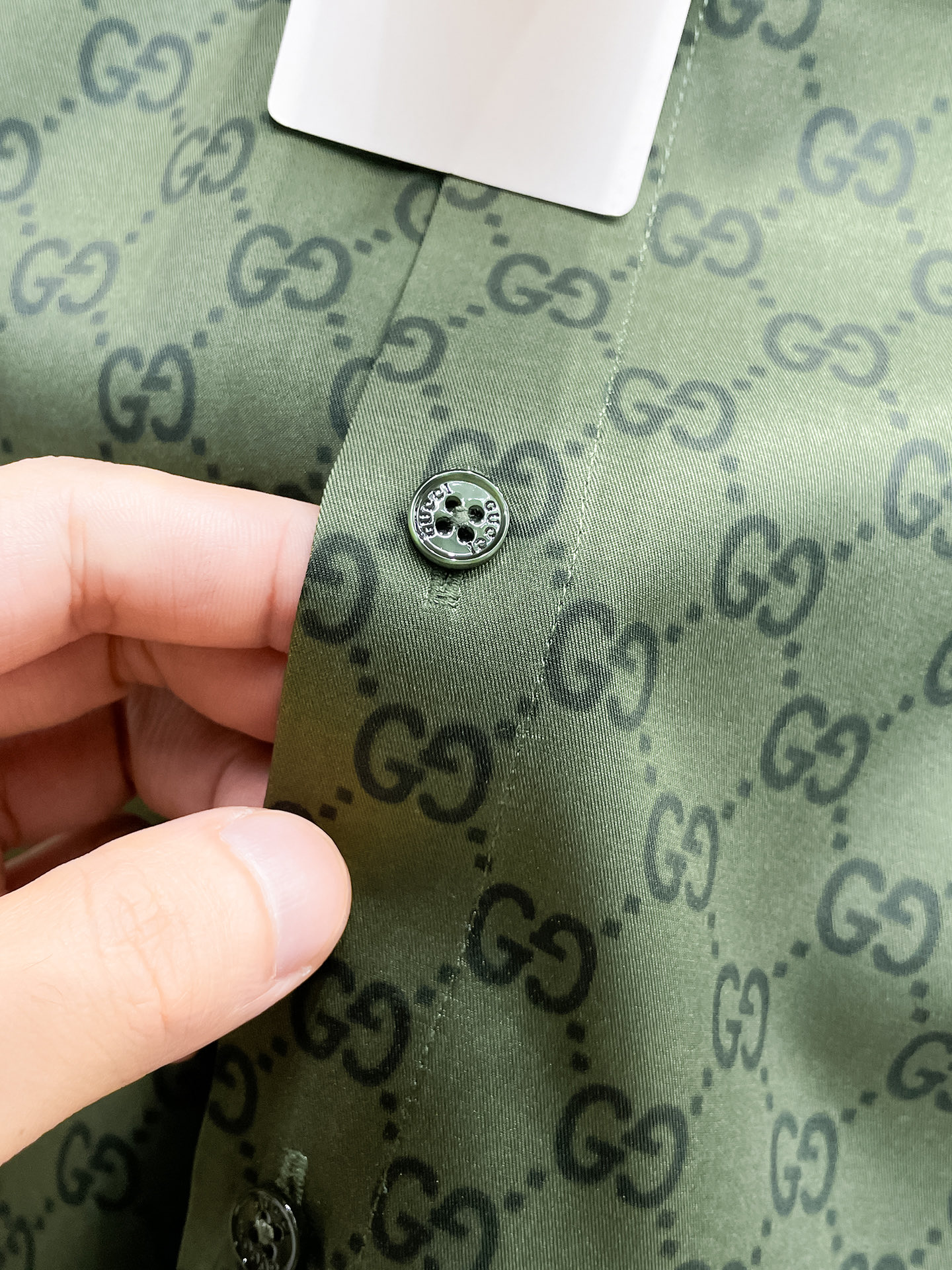 ￼ GUCCI 酷奇 专柜最新款男士必备款长袖衬衫，100%天然棉，舒服透气，原单狠货，原版面料，柔软舒