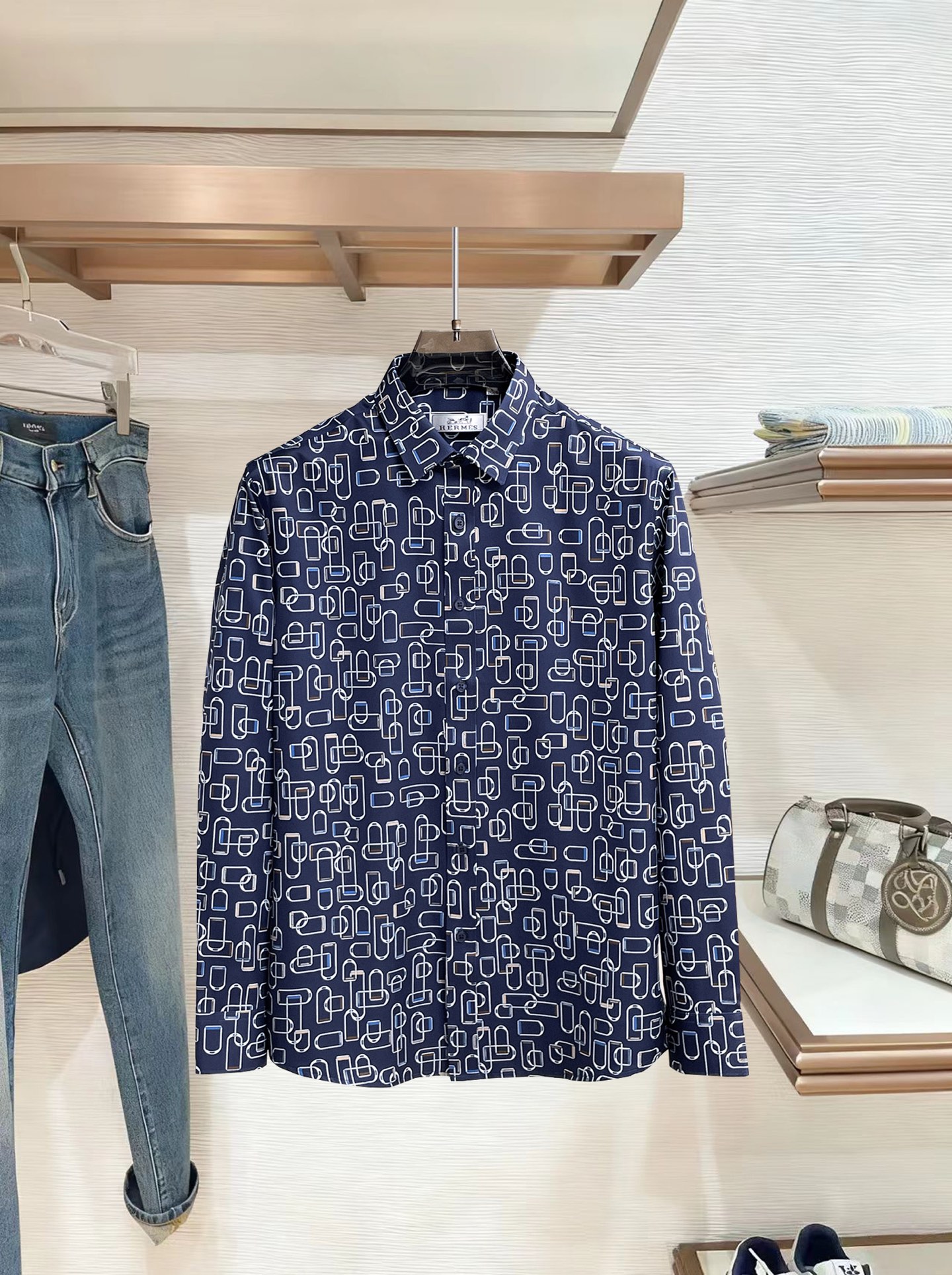 HERMES 爱马仕 26ss最新秋款男士必备款衬衫，定制丝光面料，舒服透气，柔软舒适，上身高端又奢华，
