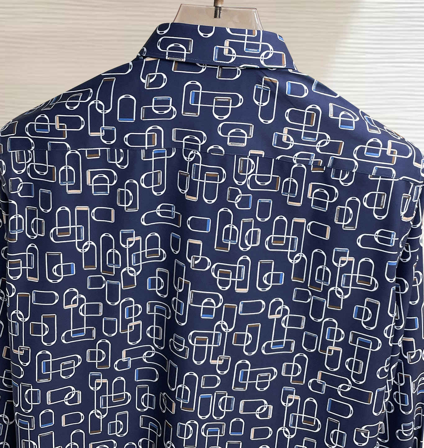 HERMES 爱马仕 26ss最新秋款男士必备款衬衫，定制丝光面料，舒服透气，柔软舒适，上身高端又奢华，