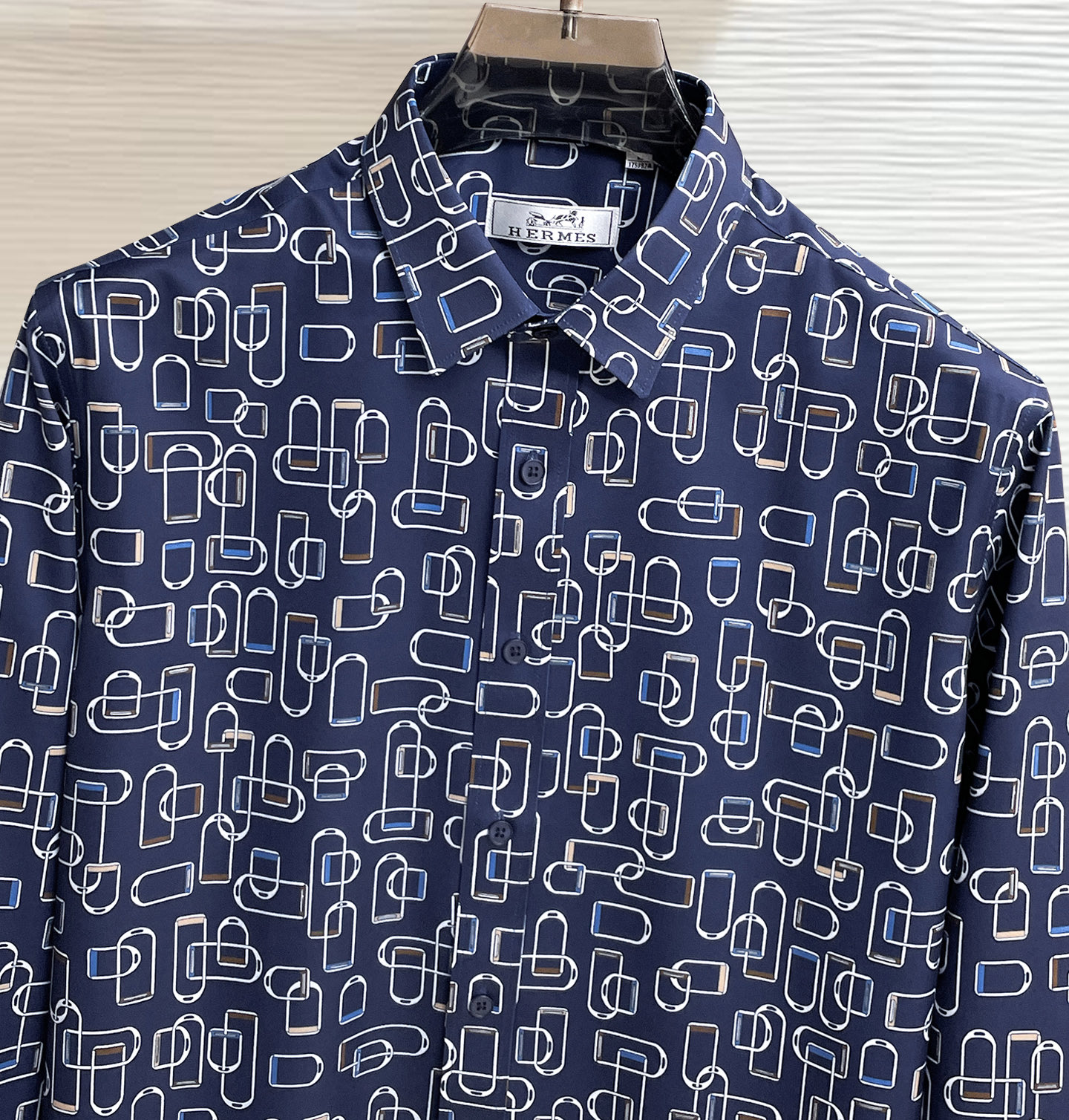 HERMES 爱马仕 26ss最新秋款男士必备款衬衫，定制丝光面料，舒服透气，柔软舒适，上身高端又奢华，
