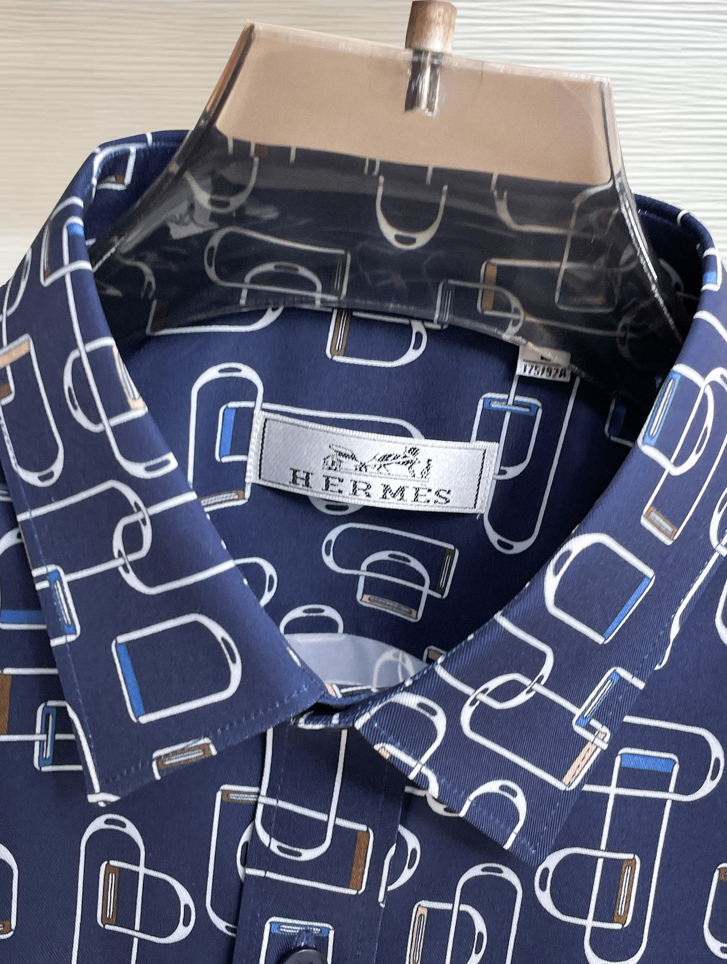 HERMES 爱马仕 26ss最新秋款男士必备款衬衫，定制丝光面料，舒服透气，柔软舒适，上身高端又奢华，