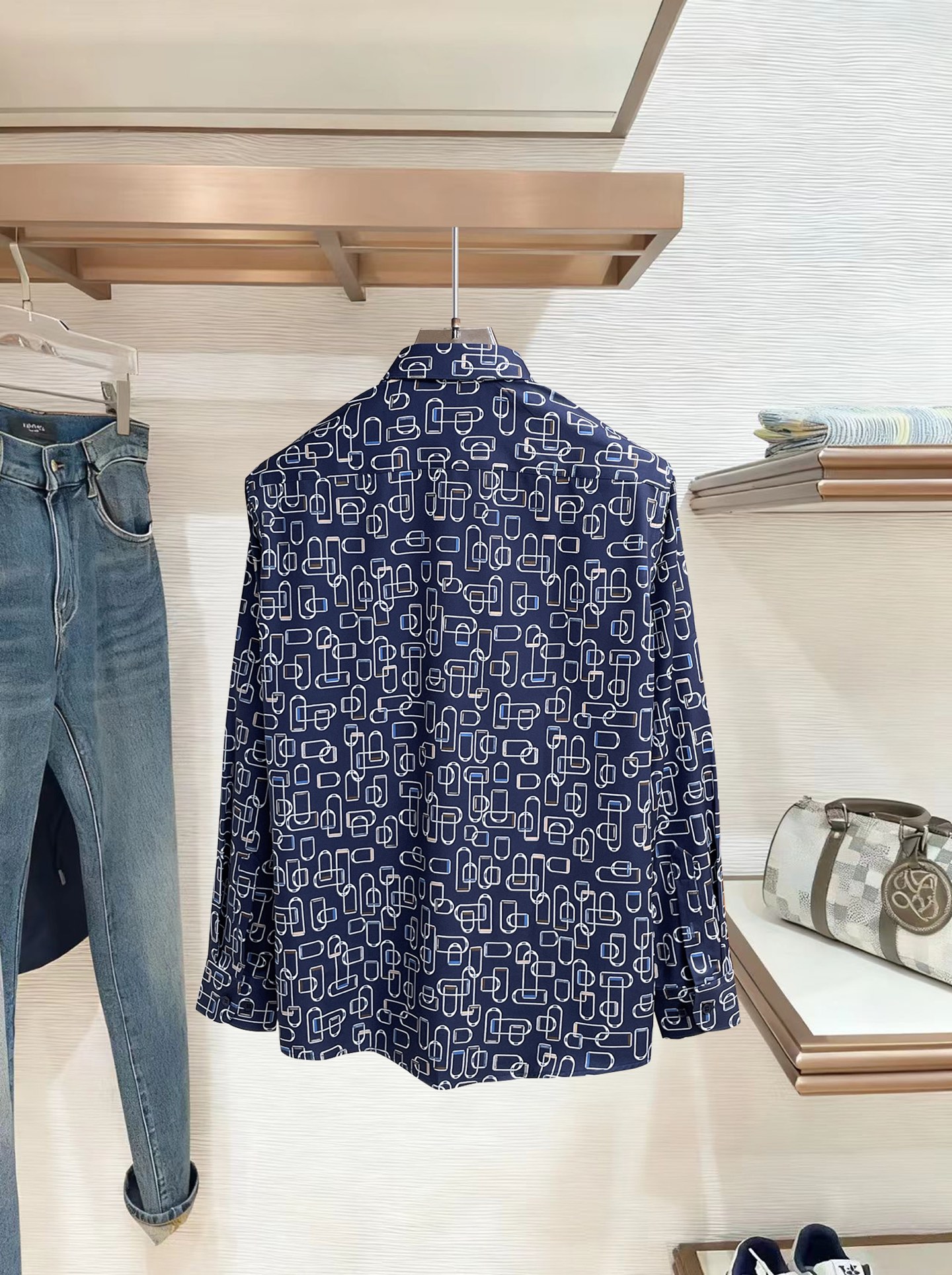 HERMES 爱马仕 26ss最新秋款男士必备款衬衫，定制丝光面料，舒服透气，柔软舒适，上身高端又奢华，