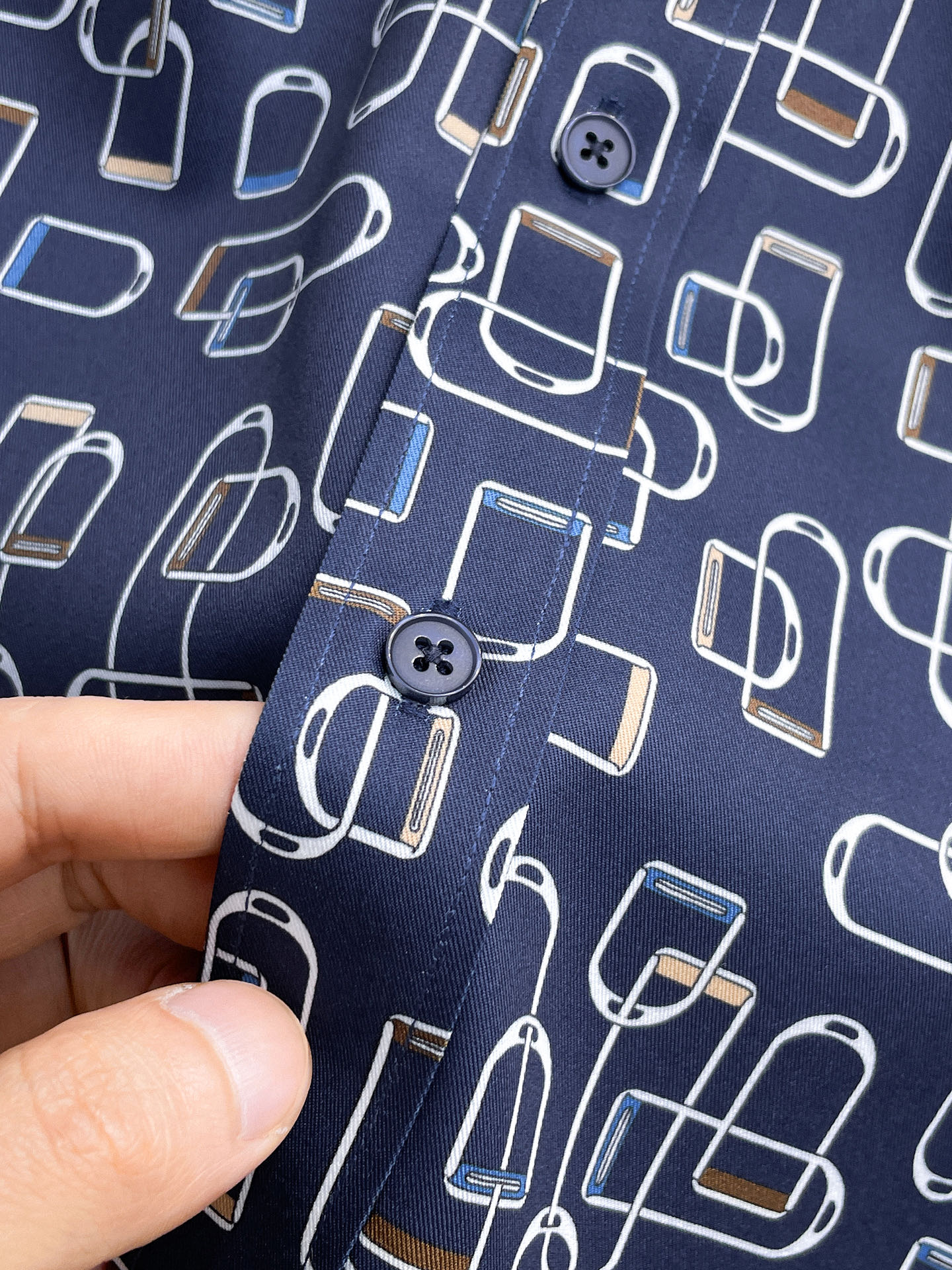 HERMES 爱马仕 26ss最新秋款男士必备款衬衫，定制丝光面料，舒服透气，柔软舒适，上身高端又奢华，