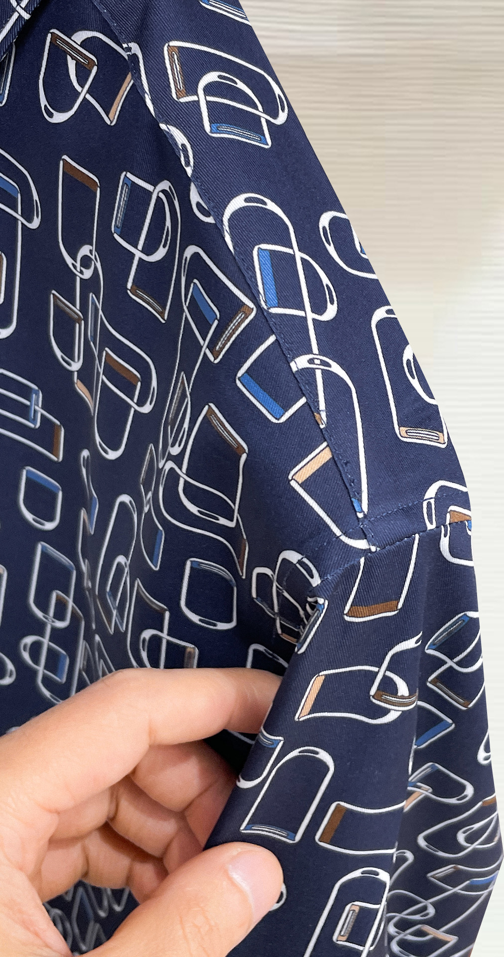 HERMES 爱马仕 26ss最新秋款男士必备款衬衫，定制丝光面料，舒服透气，柔软舒适，上身高端又奢华，