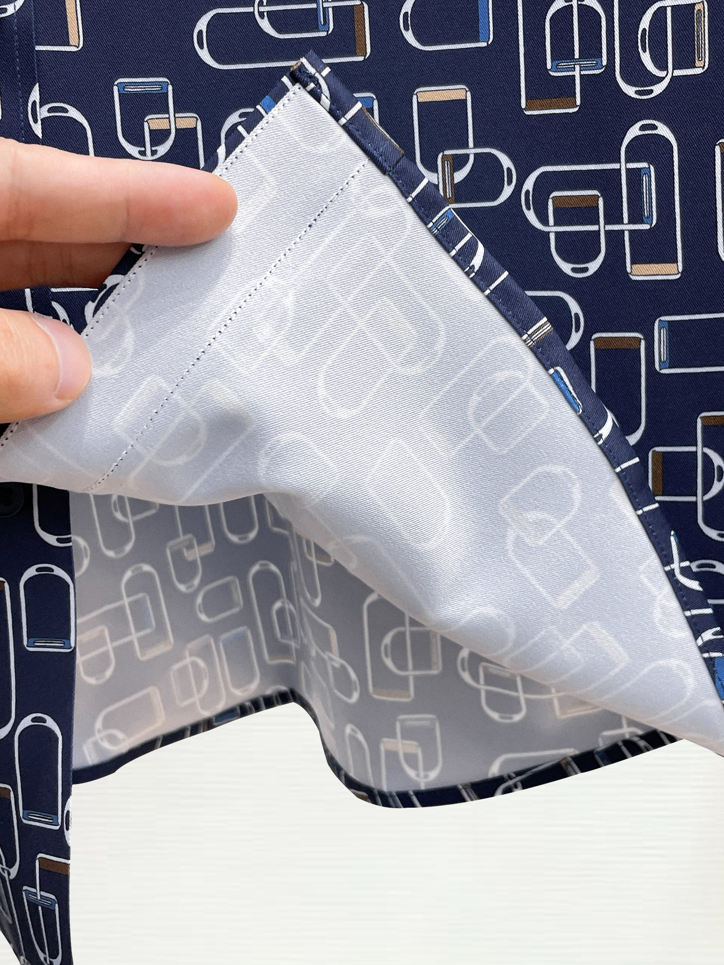 HERMES 爱马仕 26ss最新秋款男士必备款衬衫，定制丝光面料，舒服透气，柔软舒适，上身高端又奢华，