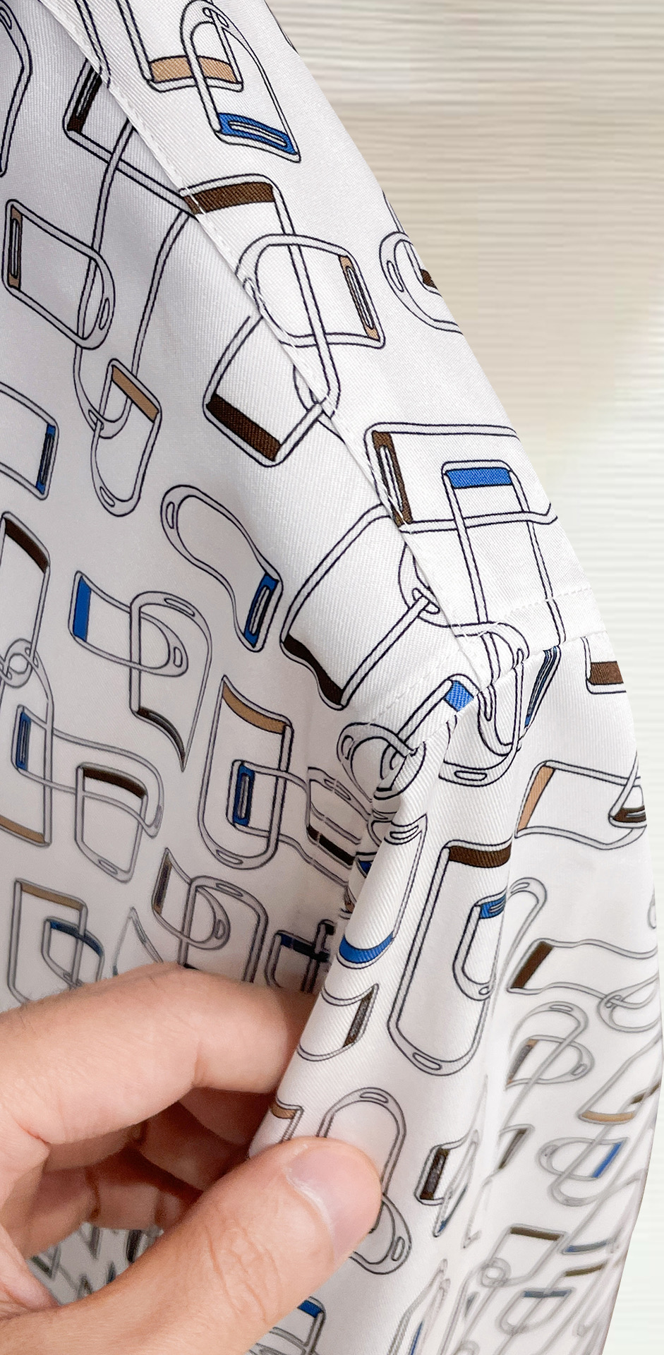 HERMES 爱马仕 26ss最新秋款男士必备款衬衫，定制丝光面料，舒服透气，柔软舒适，上身高端又奢华，
