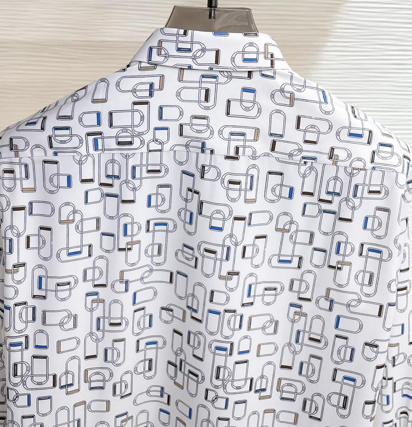 HERMES 爱马仕 26ss最新秋款男士必备款衬衫，定制丝光面料，舒服透气，柔软舒适，上身高端又奢华，