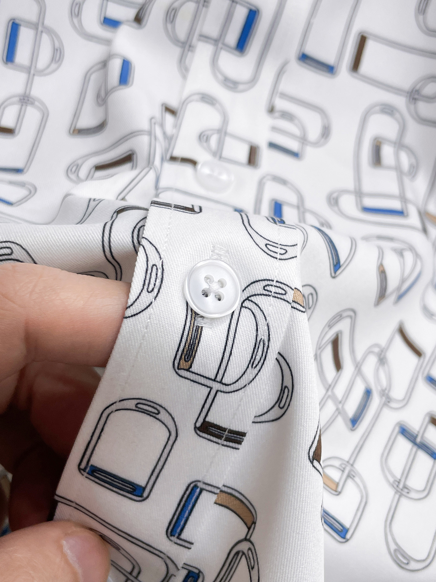 HERMES 爱马仕 26ss最新秋款男士必备款衬衫，定制丝光面料，舒服透气，柔软舒适，上身高端又奢华，