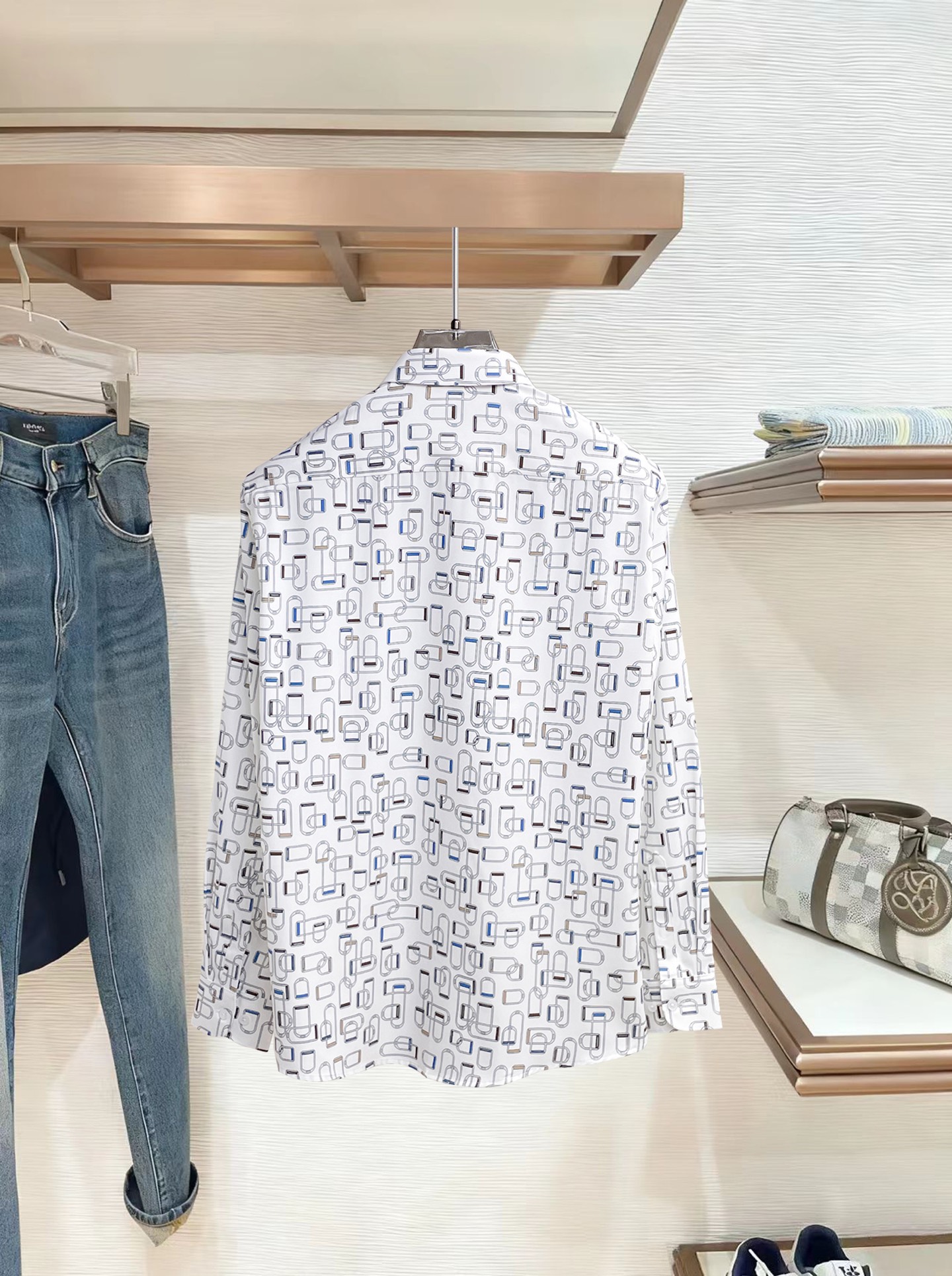 HERMES 爱马仕 26ss最新秋款男士必备款衬衫，定制丝光面料，舒服透气，柔软舒适，上身高端又奢华，