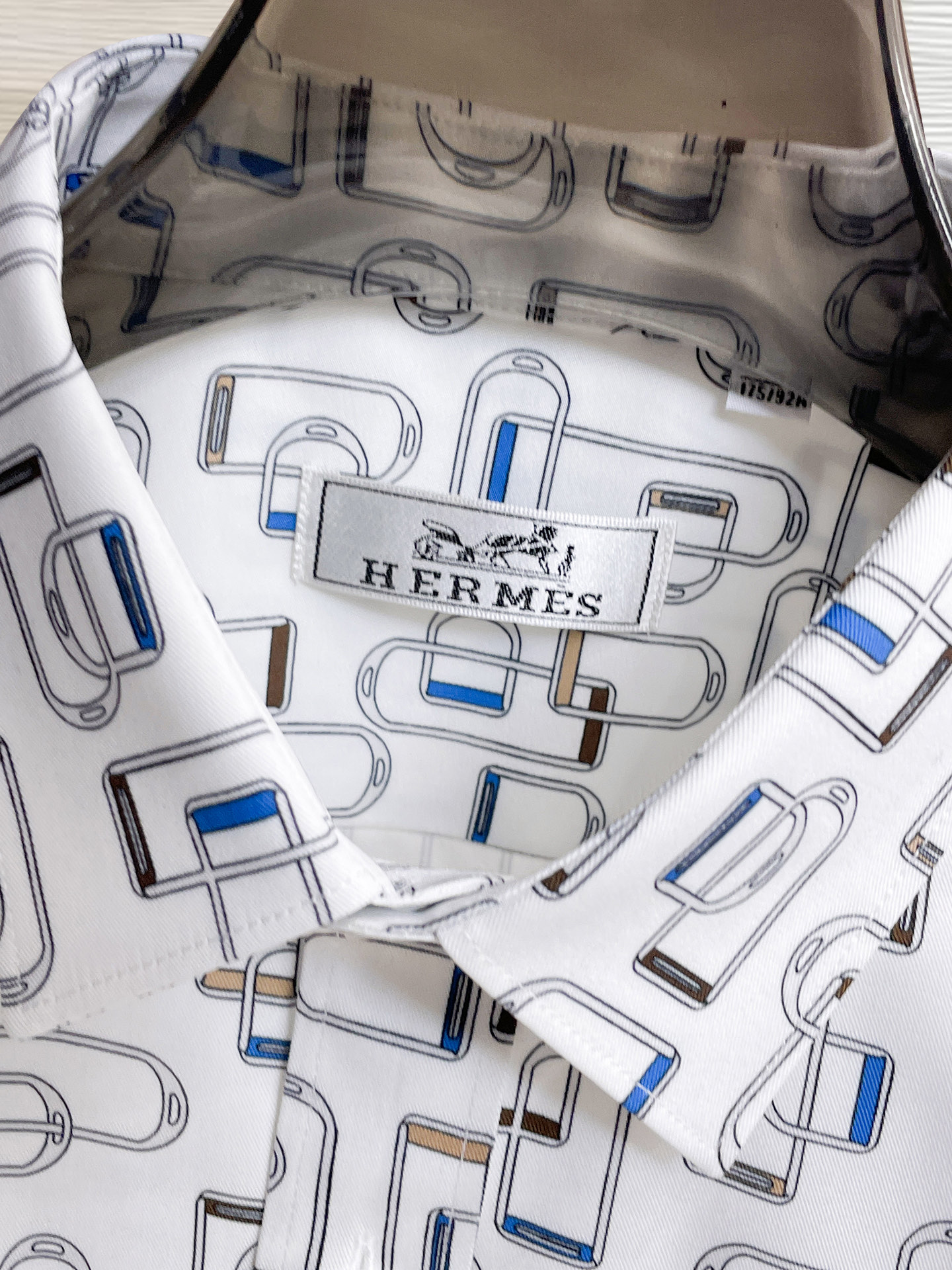 HERMES 爱马仕 26ss最新秋款男士必备款衬衫，定制丝光面料，舒服透气，柔软舒适，上身高端又奢华，