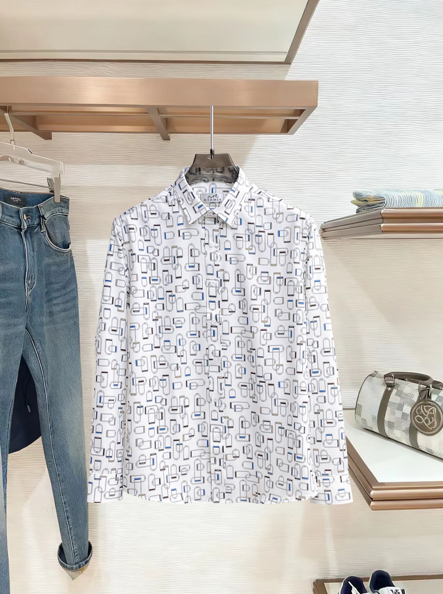 HERMES 爱马仕 26ss最新秋款男士必备款衬衫，定制丝光面料，舒服透气，柔软舒适，上身高端又奢华，