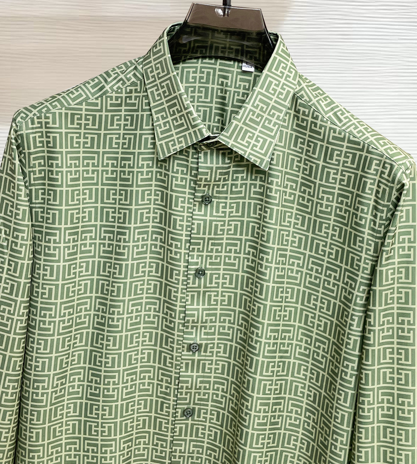 纪梵希 26ss最新秋款男士必备款衬衫，定制丝光面料，舒服透气，柔软舒适，上身高端又奢华，足够场面的档次