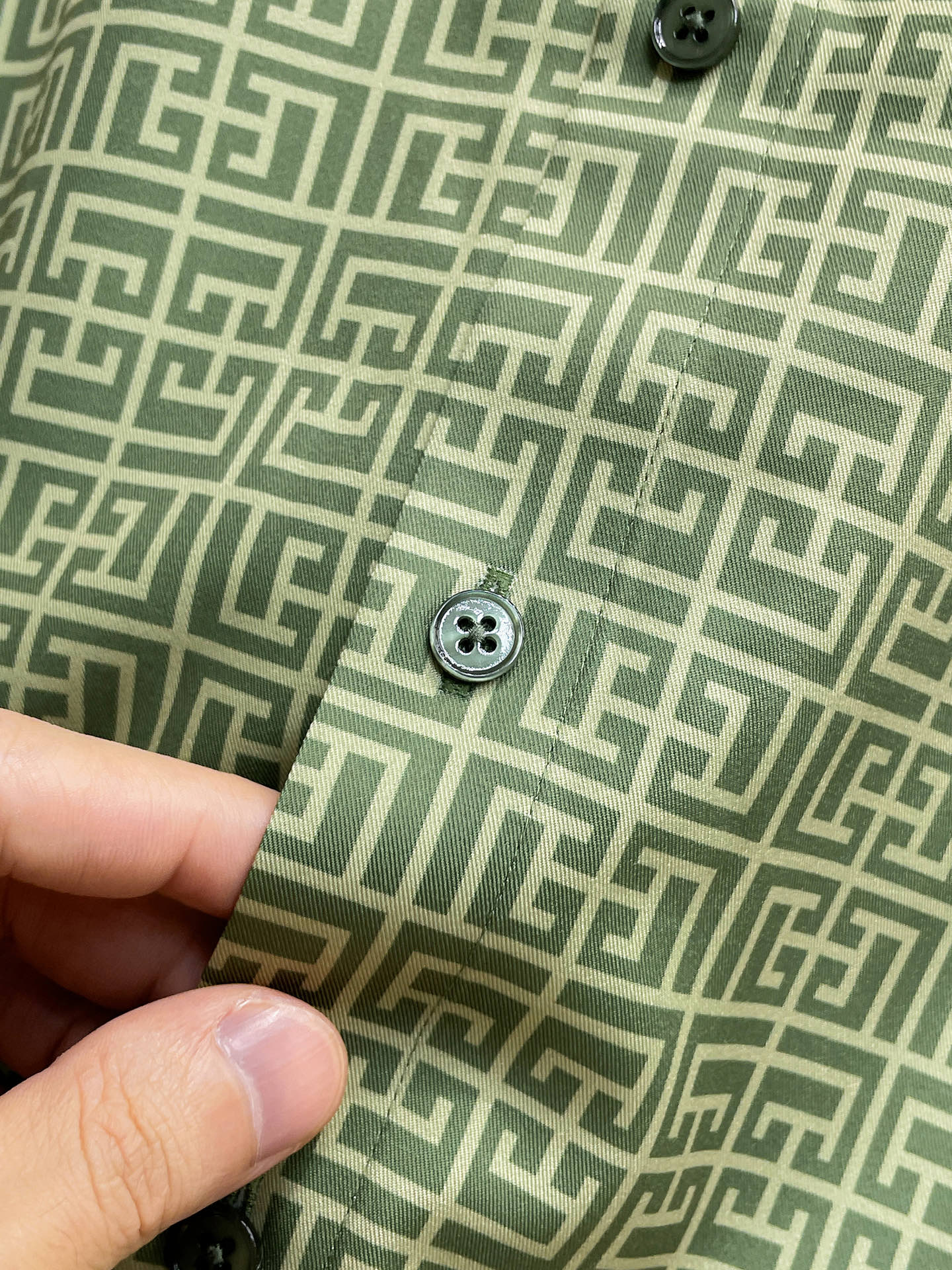 纪梵希 26ss最新秋款男士必备款衬衫，定制丝光面料，舒服透气，柔软舒适，上身高端又奢华，足够场面的档次