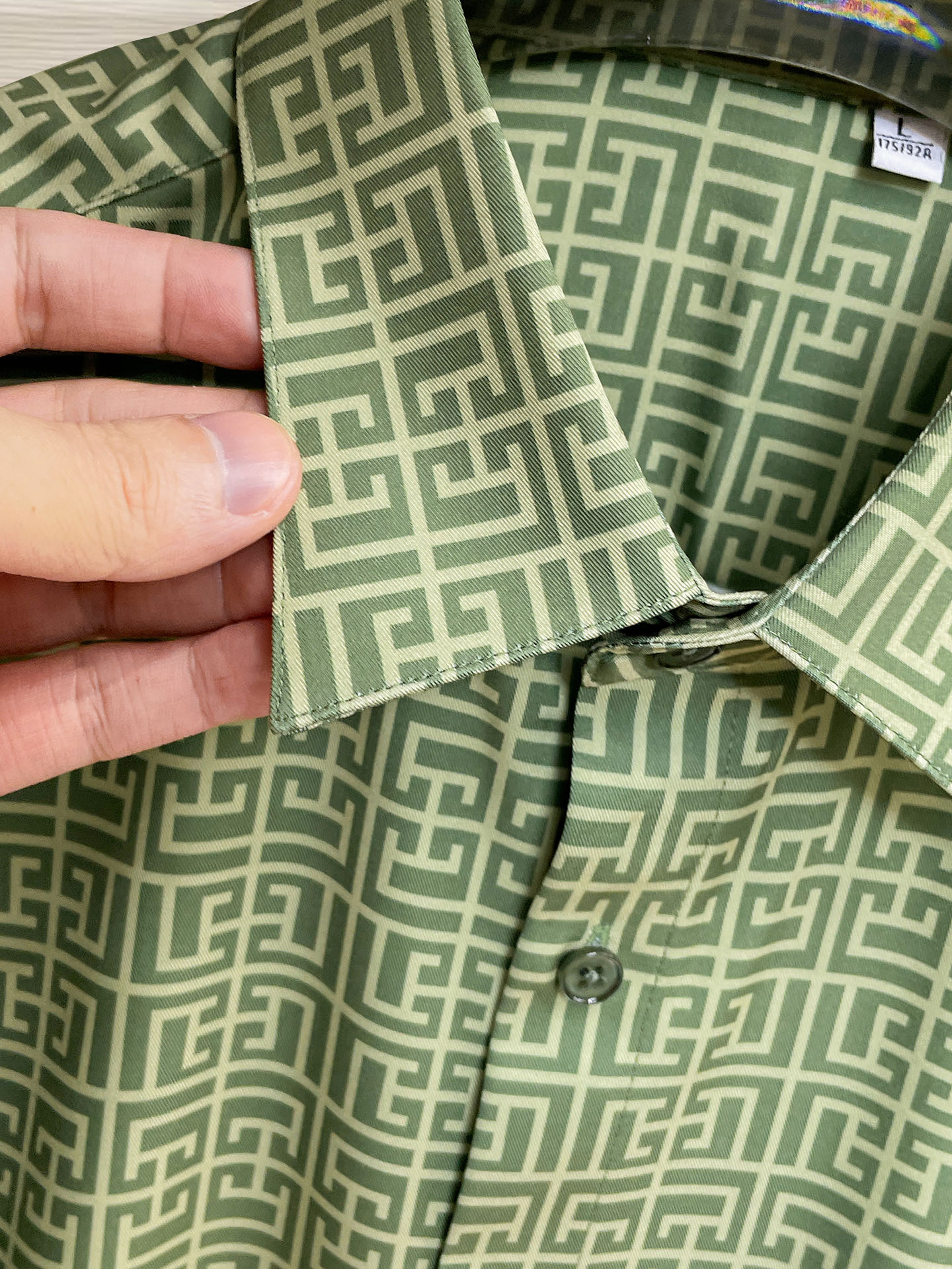 纪梵希 26ss最新秋款男士必备款衬衫，定制丝光面料，舒服透气，柔软舒适，上身高端又奢华，足够场面的档次