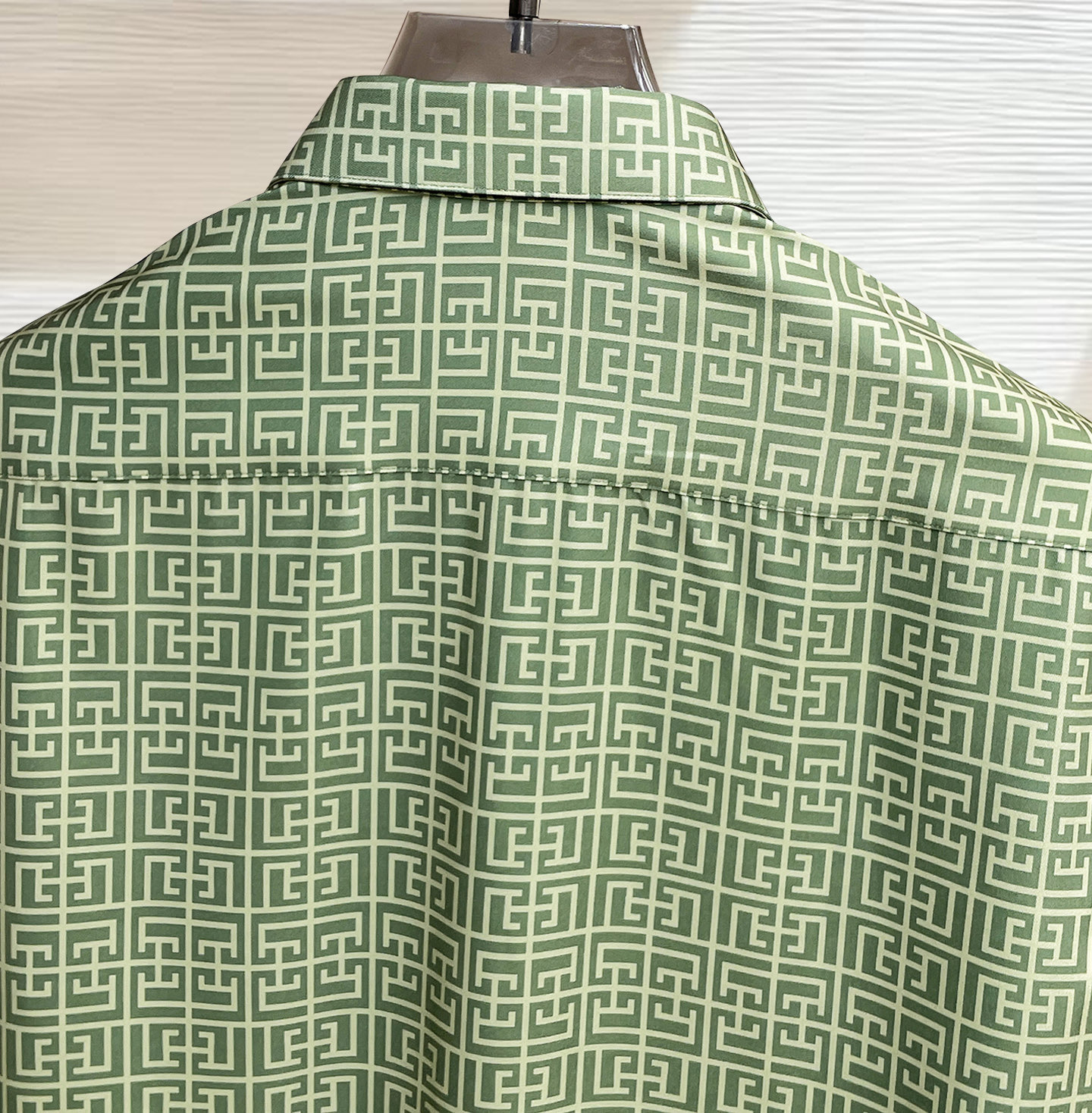 纪梵希 26ss最新秋款男士必备款衬衫，定制丝光面料，舒服透气，柔软舒适，上身高端又奢华，足够场面的档次