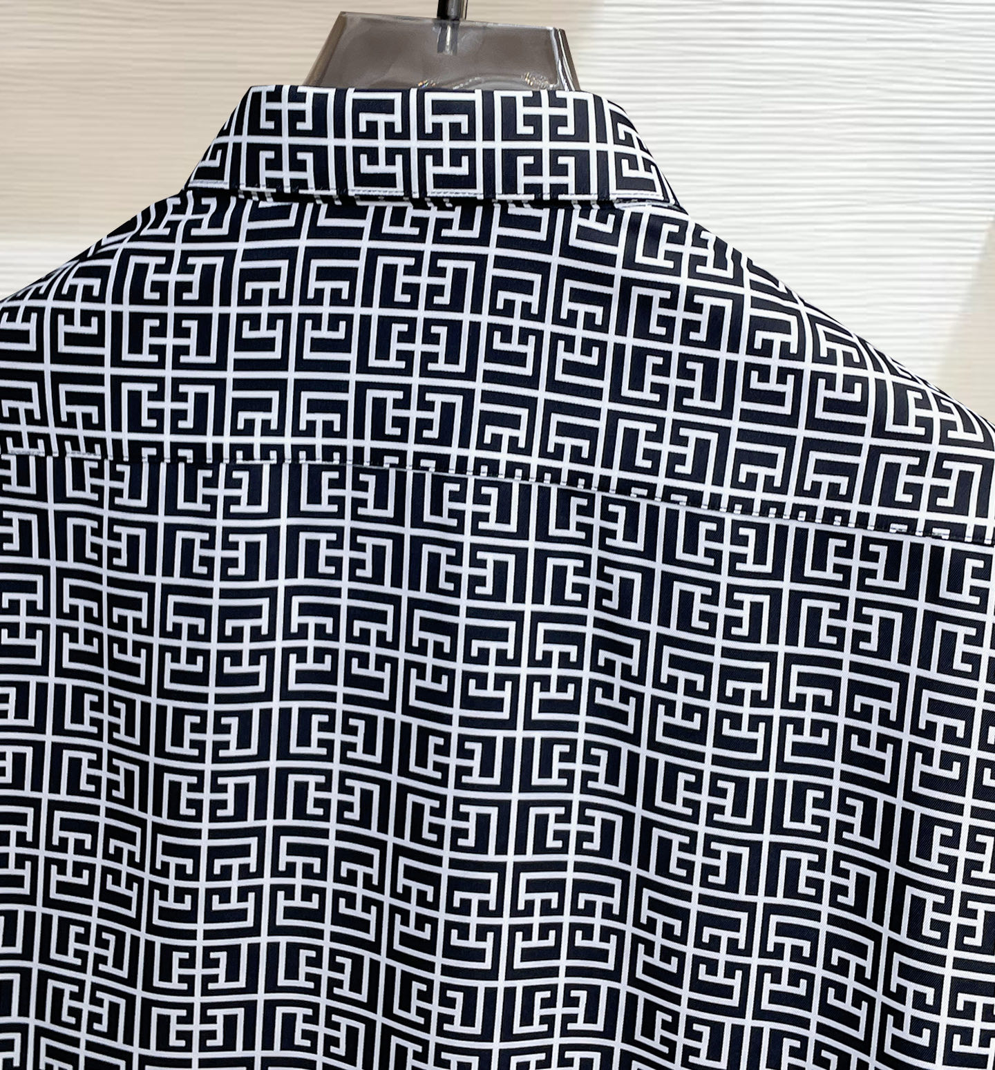 纪梵希 26ss最新秋款男士必备款衬衫，定制丝光面料，舒服透气，柔软舒适，上身高端又奢华，足够场面的档次