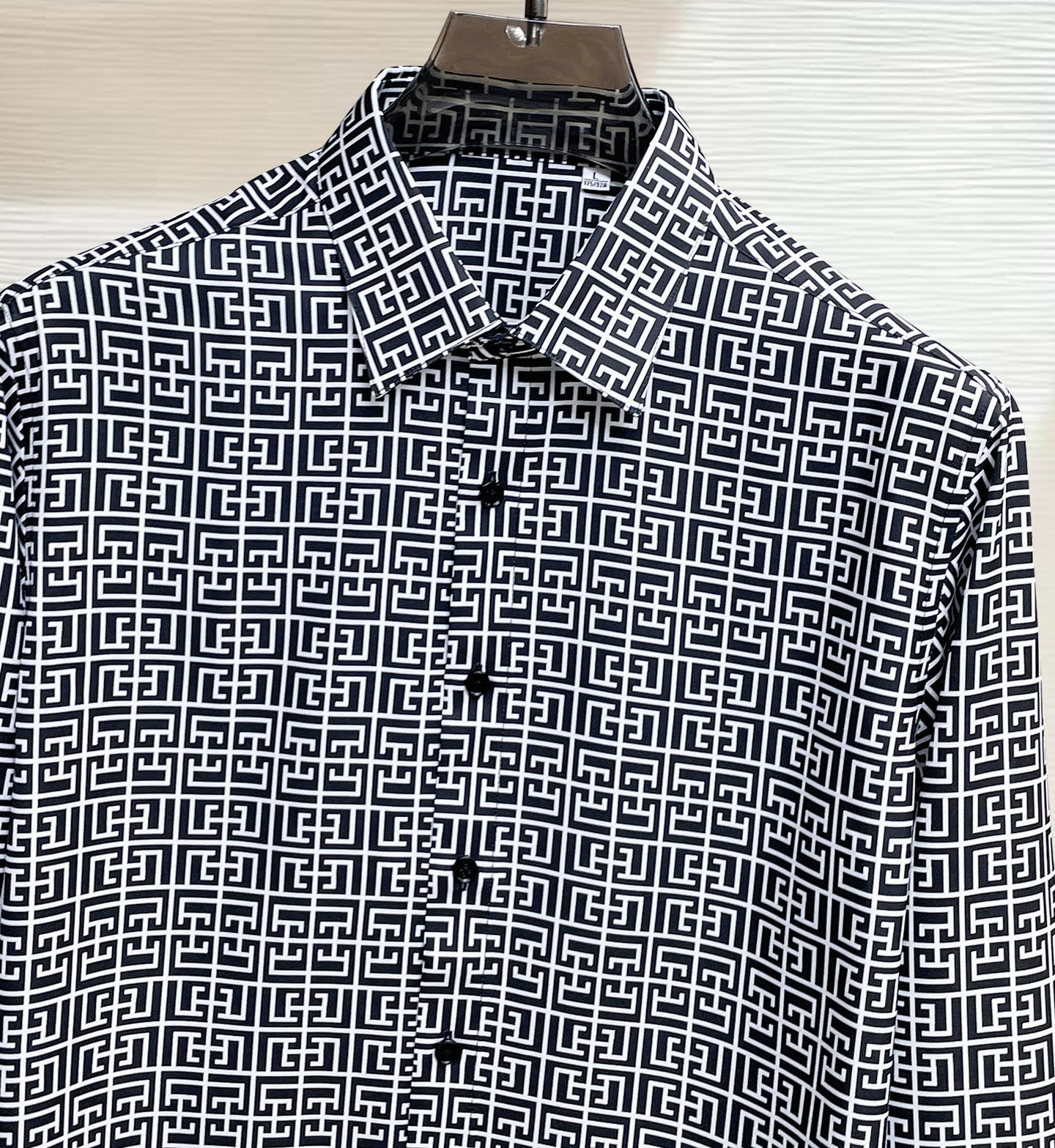纪梵希 26ss最新秋款男士必备款衬衫，定制丝光面料，舒服透气，柔软舒适，上身高端又奢华，足够场面的档次