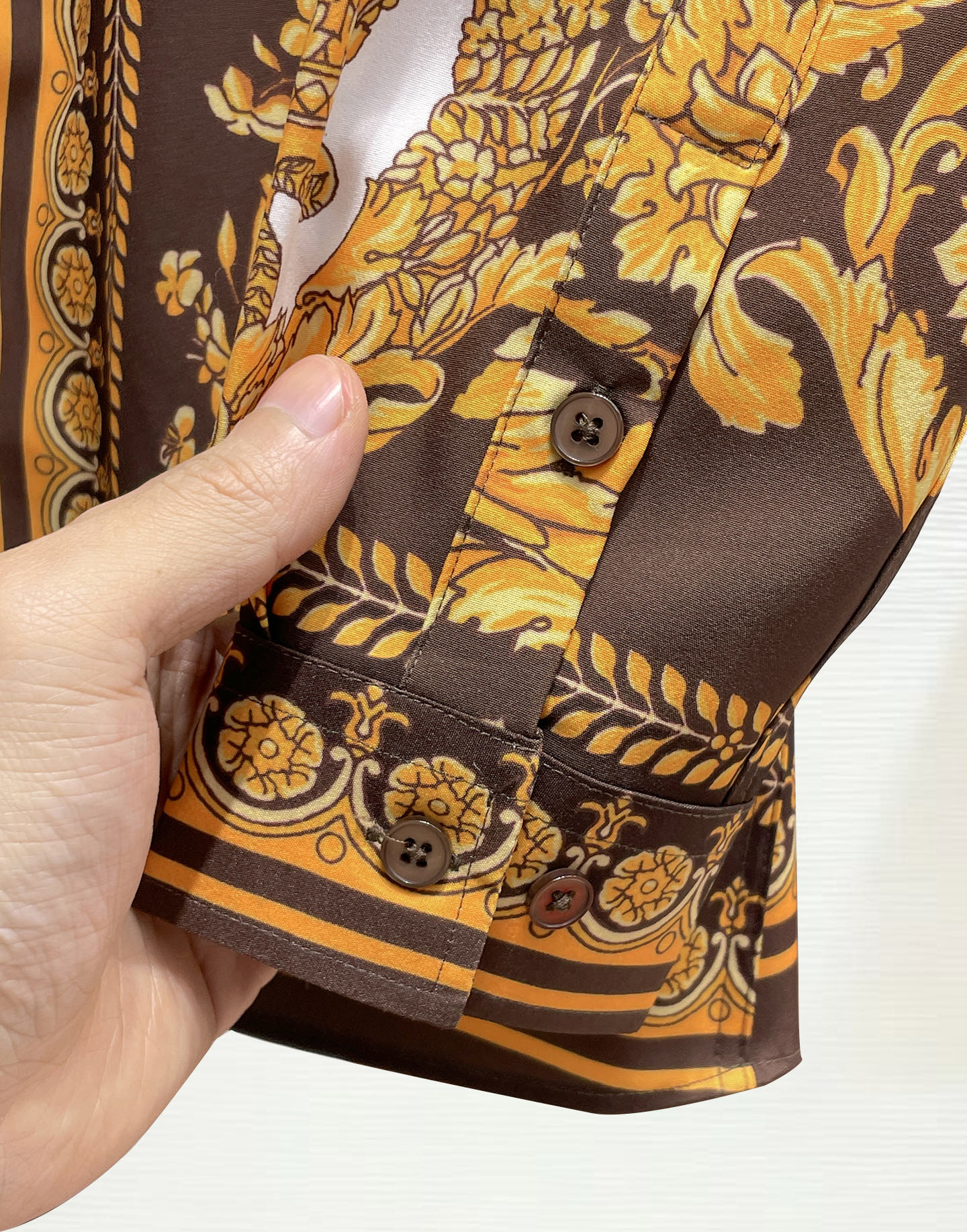 VR 范思哲 26ss最新秋款男士必备款衬衫，定制丝光面料，舒服透气，柔软舒适，上身高端又奢华，足够场面