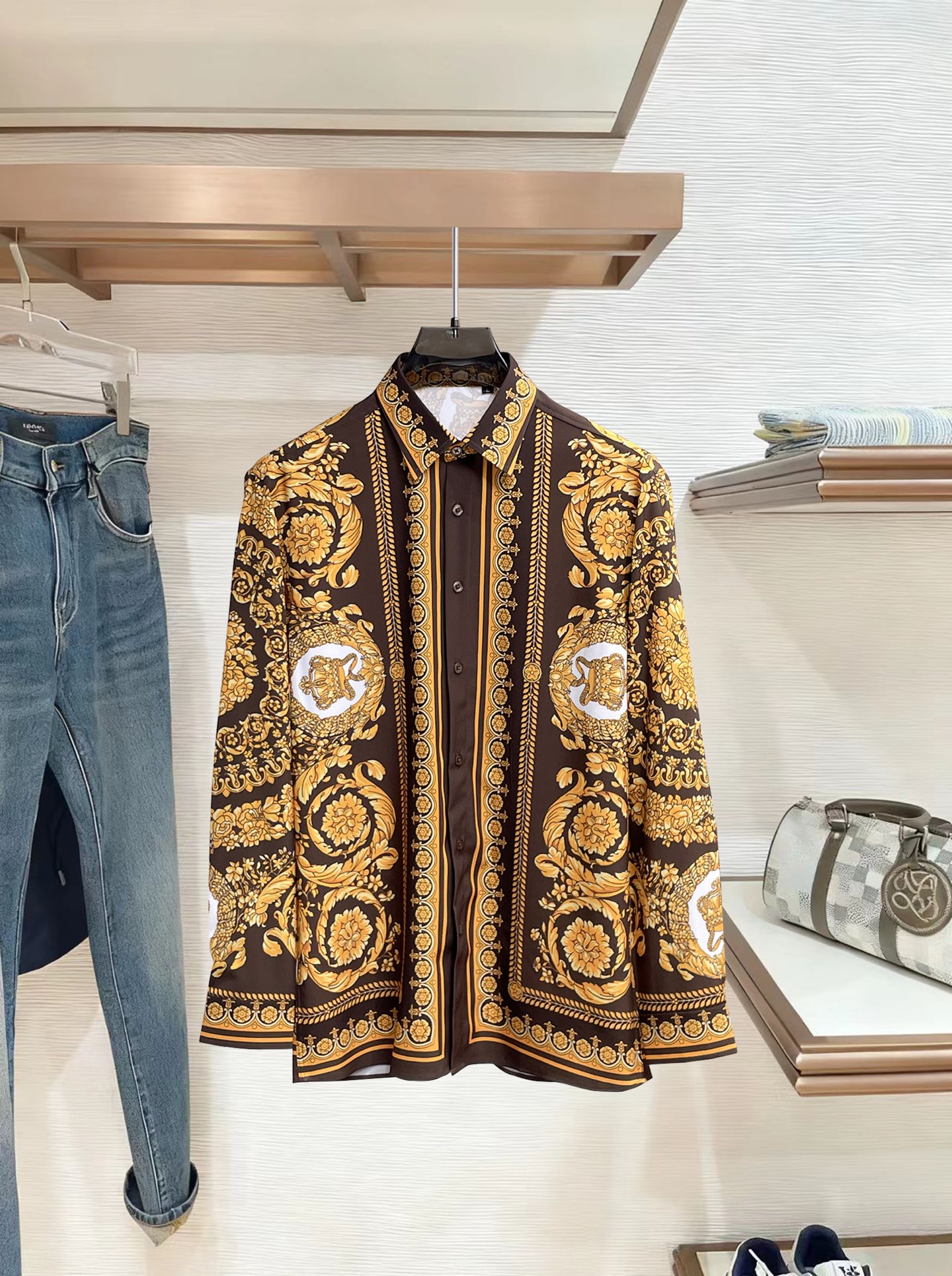 VR 范思哲 26ss最新秋款男士必备款衬衫，定制丝光面料，舒服透气，柔软舒适，上身高端又奢华，足够场面