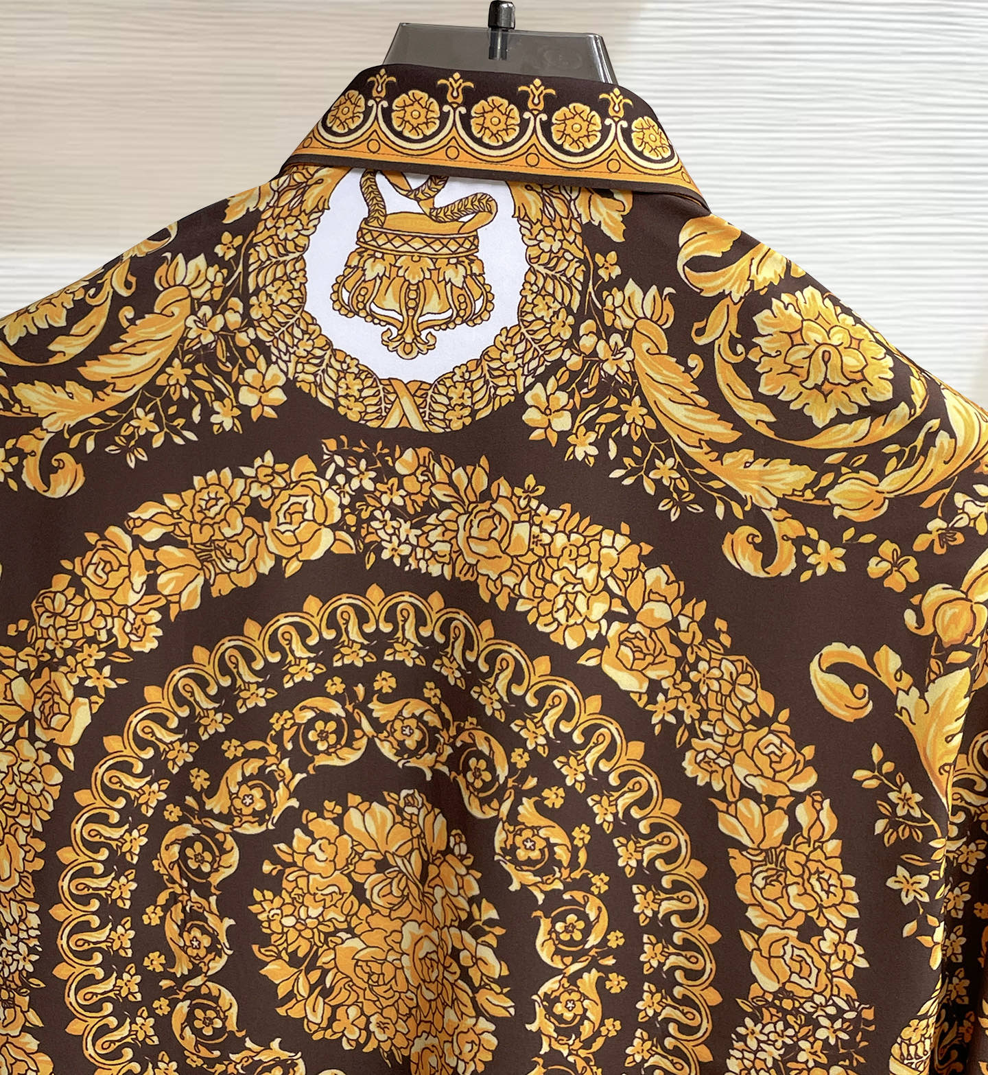 VR 范思哲 26ss最新秋款男士必备款衬衫，定制丝光面料，舒服透气，柔软舒适，上身高端又奢华，足够场面