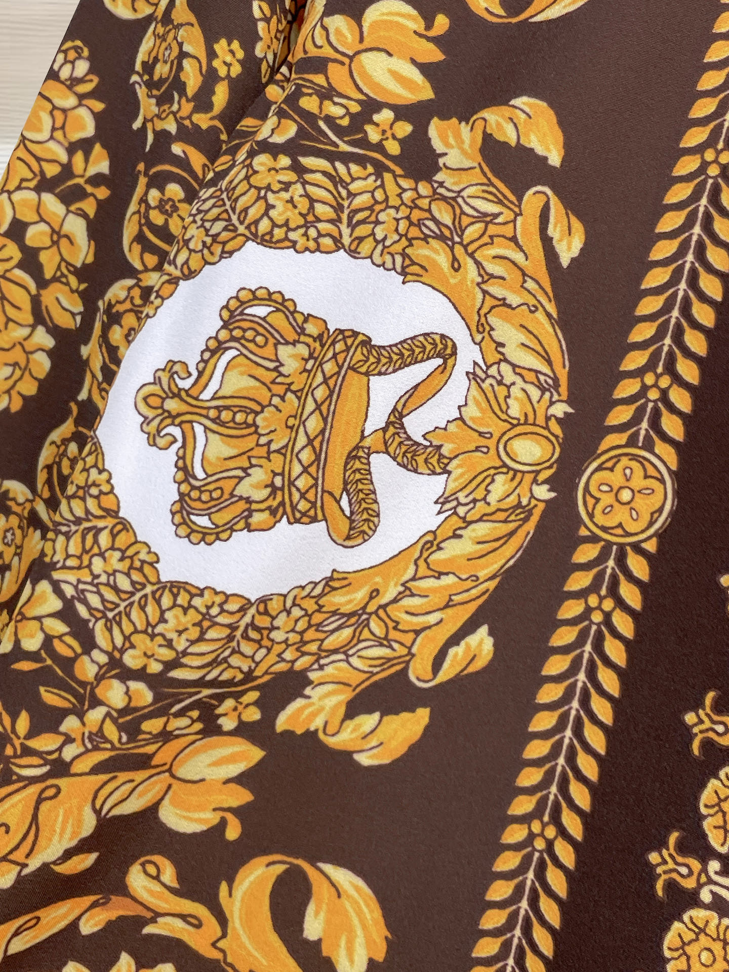 VR 范思哲 26ss最新秋款男士必备款衬衫，定制丝光面料，舒服透气，柔软舒适，上身高端又奢华，足够场面