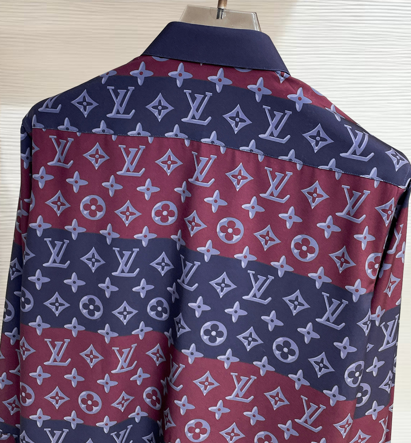 Lv 26ss最新秋款男士必备款衬衫，定制丝光面料，舒服透气，柔软舒适，上身高端又奢华，足够场面的档次，