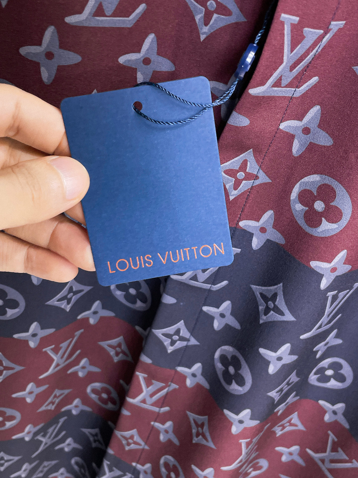Lv 26ss最新秋款男士必备款衬衫，定制丝光面料，舒服透气，柔软舒适，上身高端又奢华，足够场面的档次，